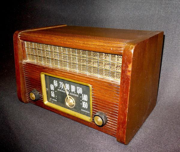 1946 General Electric Wood Table Radio | Chairish