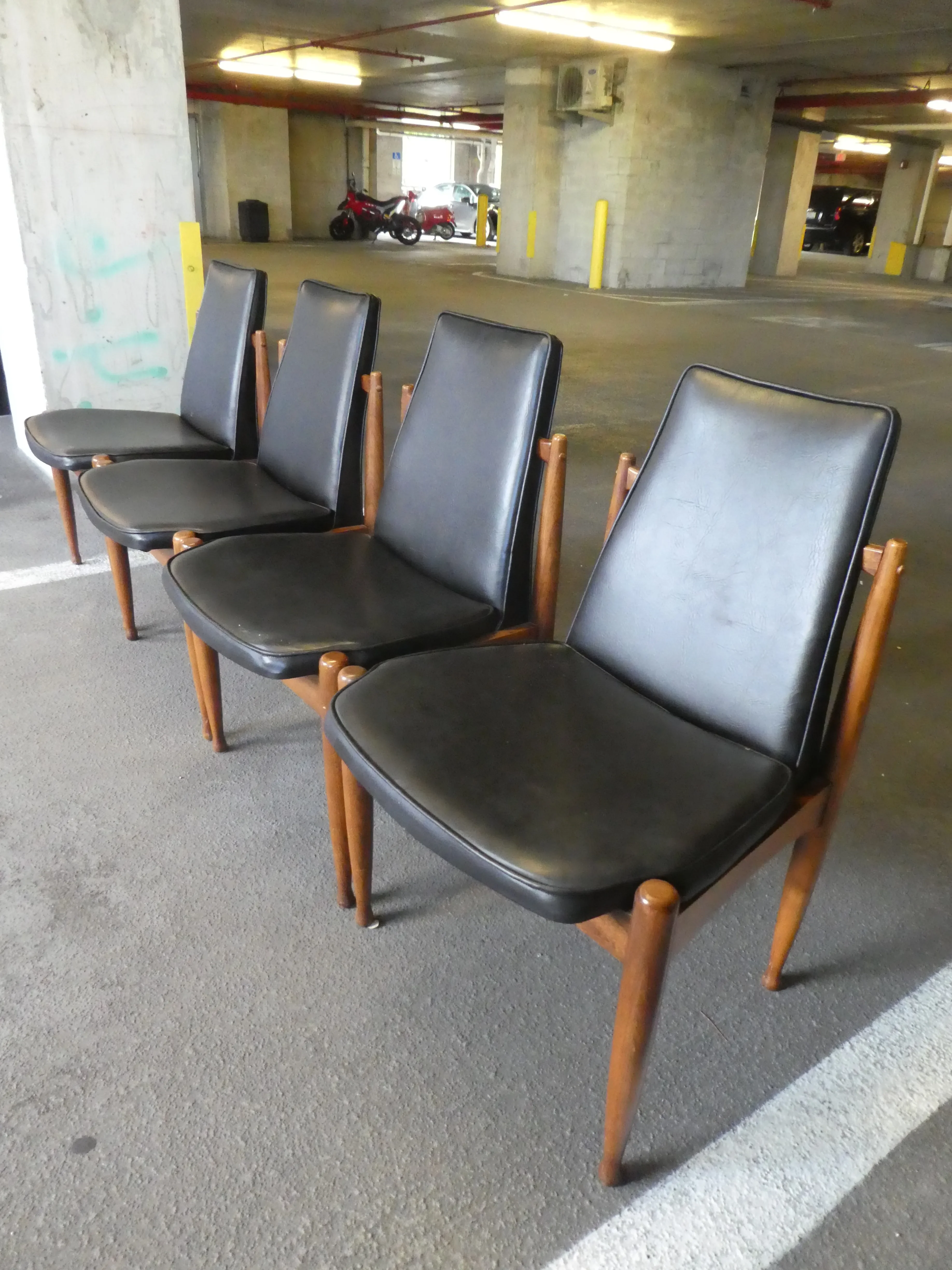 1960s Mid Century Modern Dining Table With 3 Leaves and 4 Chairs - Set of 5