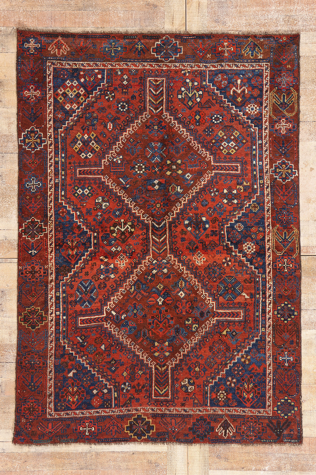 ラグ・カーペット shiraz rug Late 19th Century Persian Shiraz Rug, 04'07 X 06'08 | Chairish
