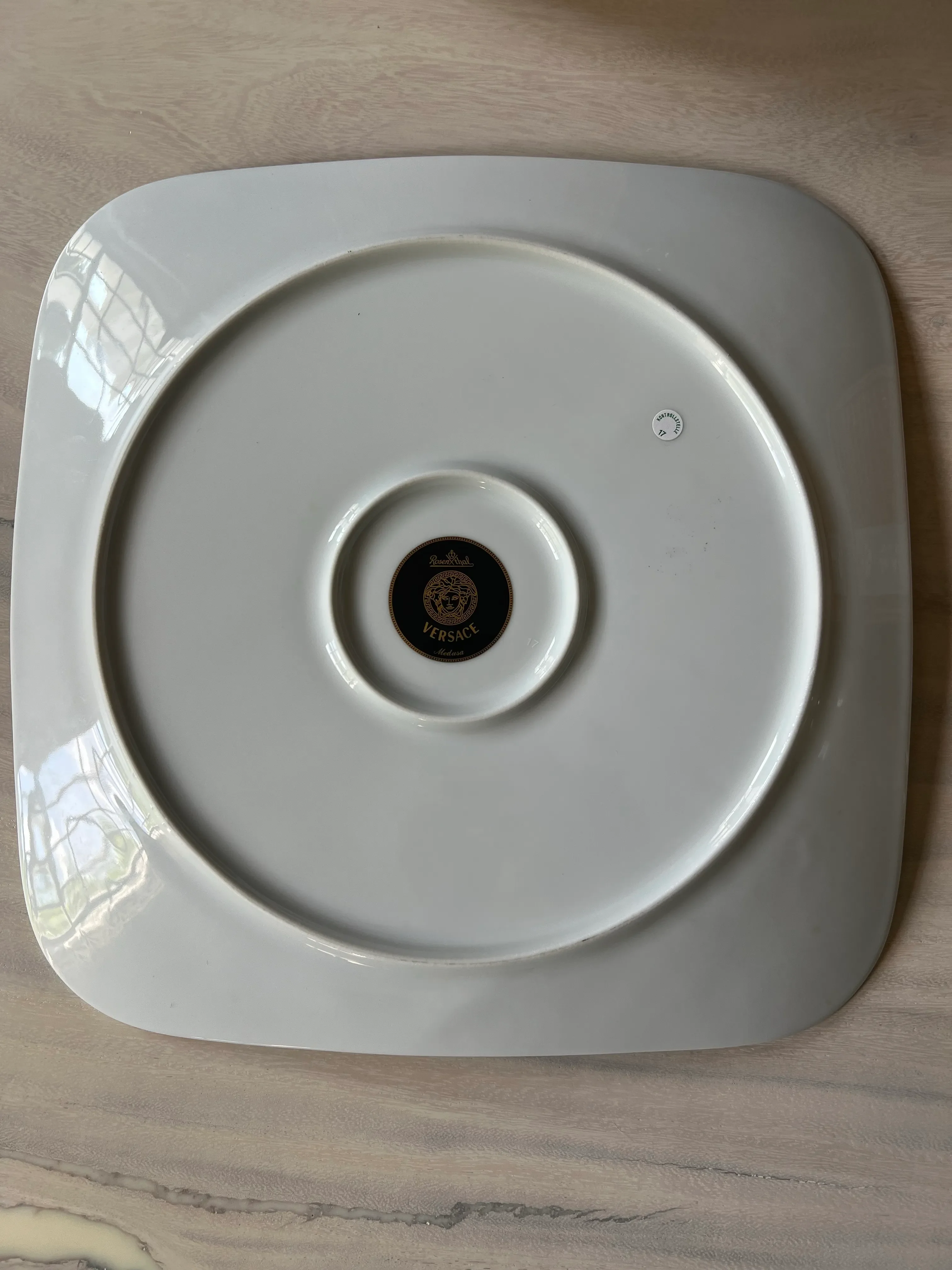 VERSACE　平皿　中古 1990s Versace Medusa Red by Rosenthal Square Charger Plate | Chairish