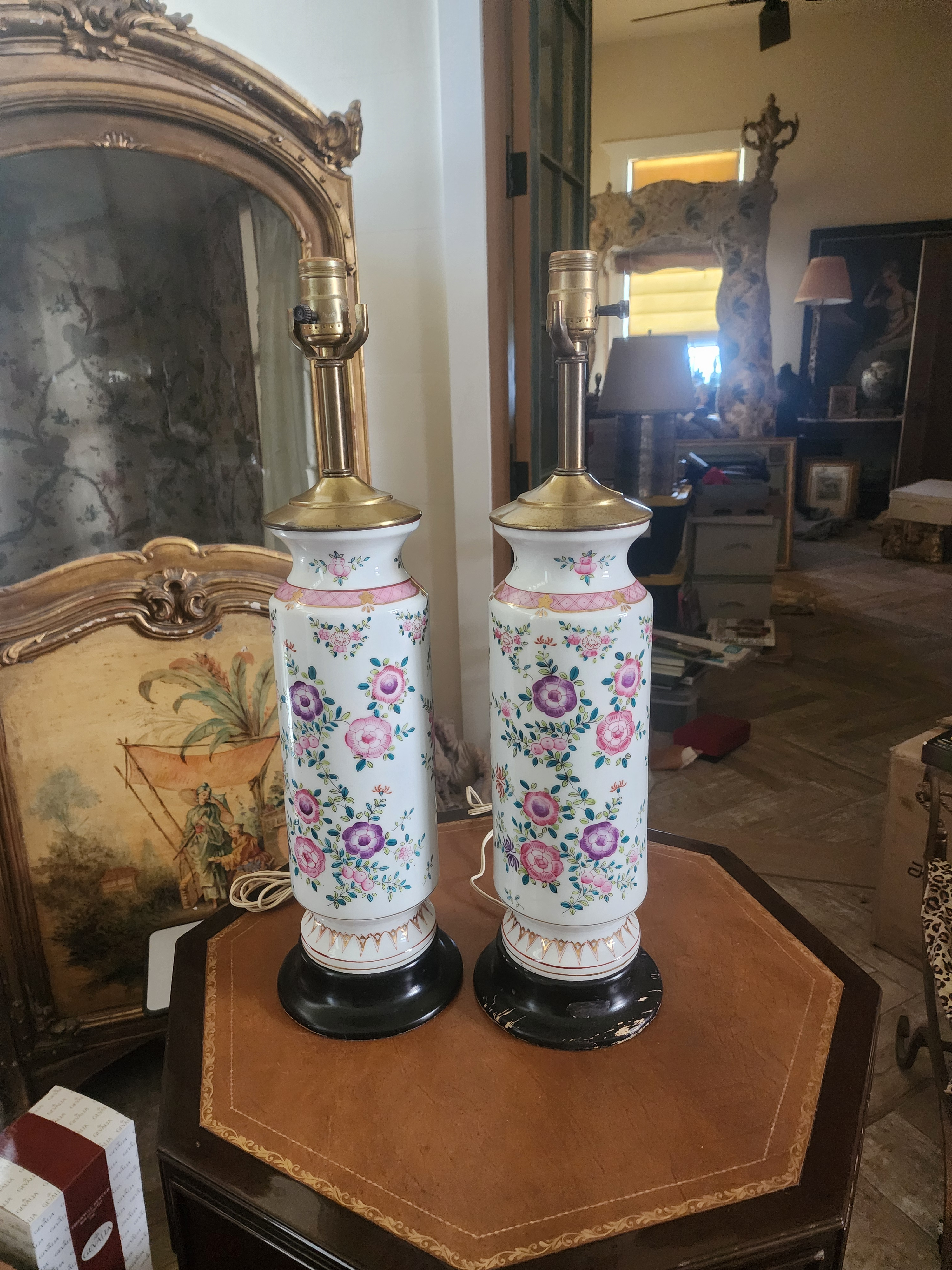 エレナゴリナ　リトグラフ　1993年　90／100 Pair of Chinese Export Famille Rose Lamps | Chairish