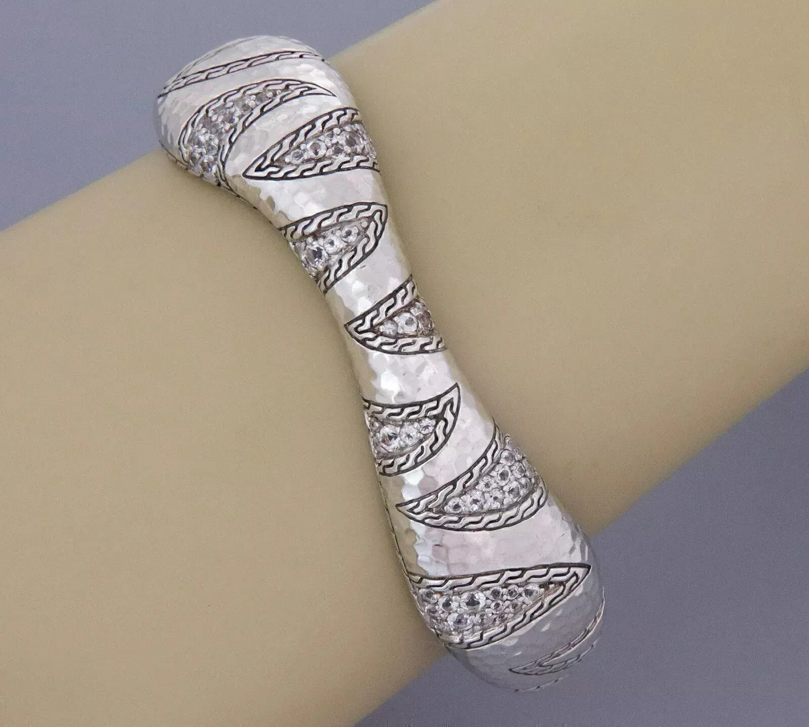 28121 - John Hardy Palu Macan Topaz Sterling Silver Hammered