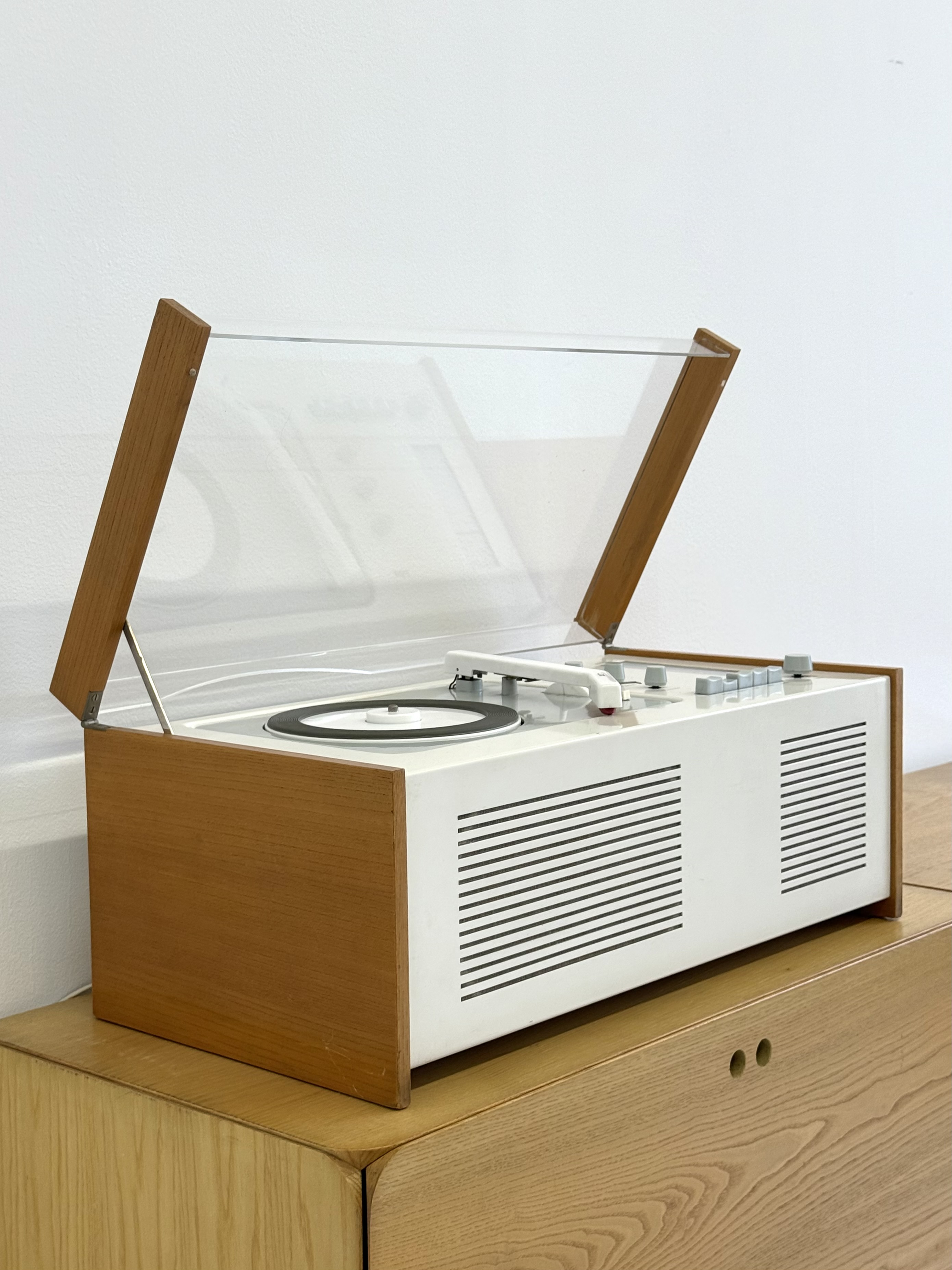 アンプ BRAUN SK6 DIETER RAMS & HANS GUGELOT Braun SK6 Radio Record Player by Dieter Rams & Hans Gugelot