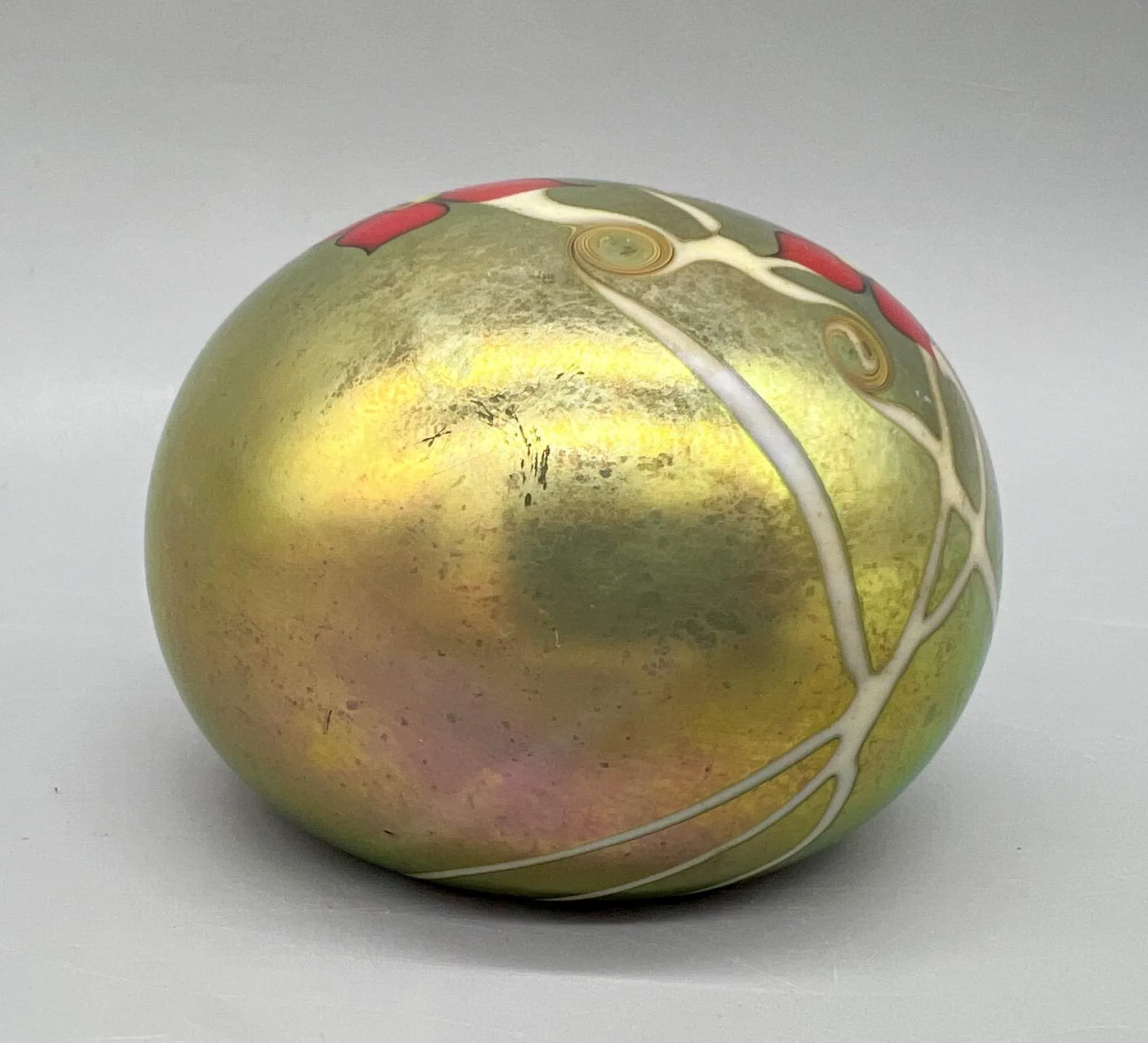1977 Iridescent Floral Art Glass Paperweight by Zephyr Studio – Studio Glass Movement