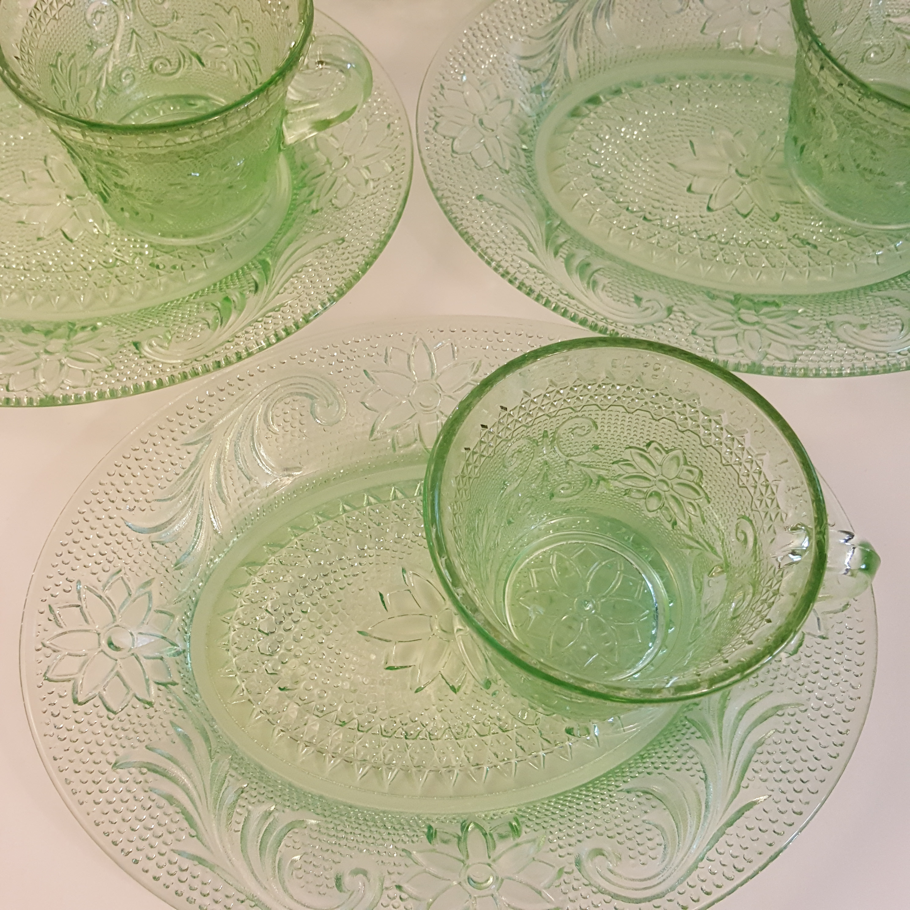 Indiana Glass Sandwich Green Luncheon Plates & Cups - Set of 4