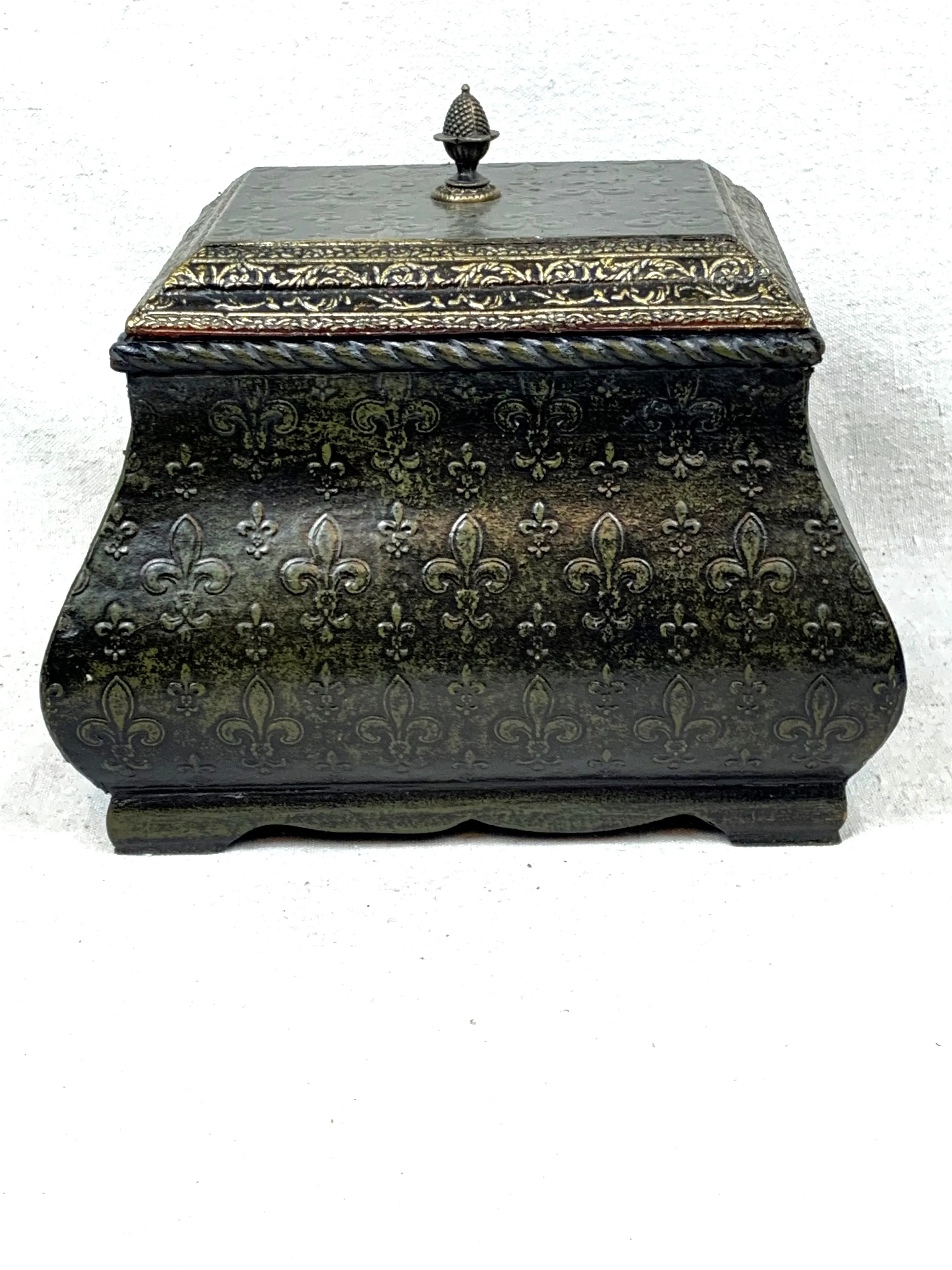 Brand New Disney Frozen 2 II Detailed Replica Arendelle And Ice Palace CastleVintage Wooden Fleur De Lis Lidded Box