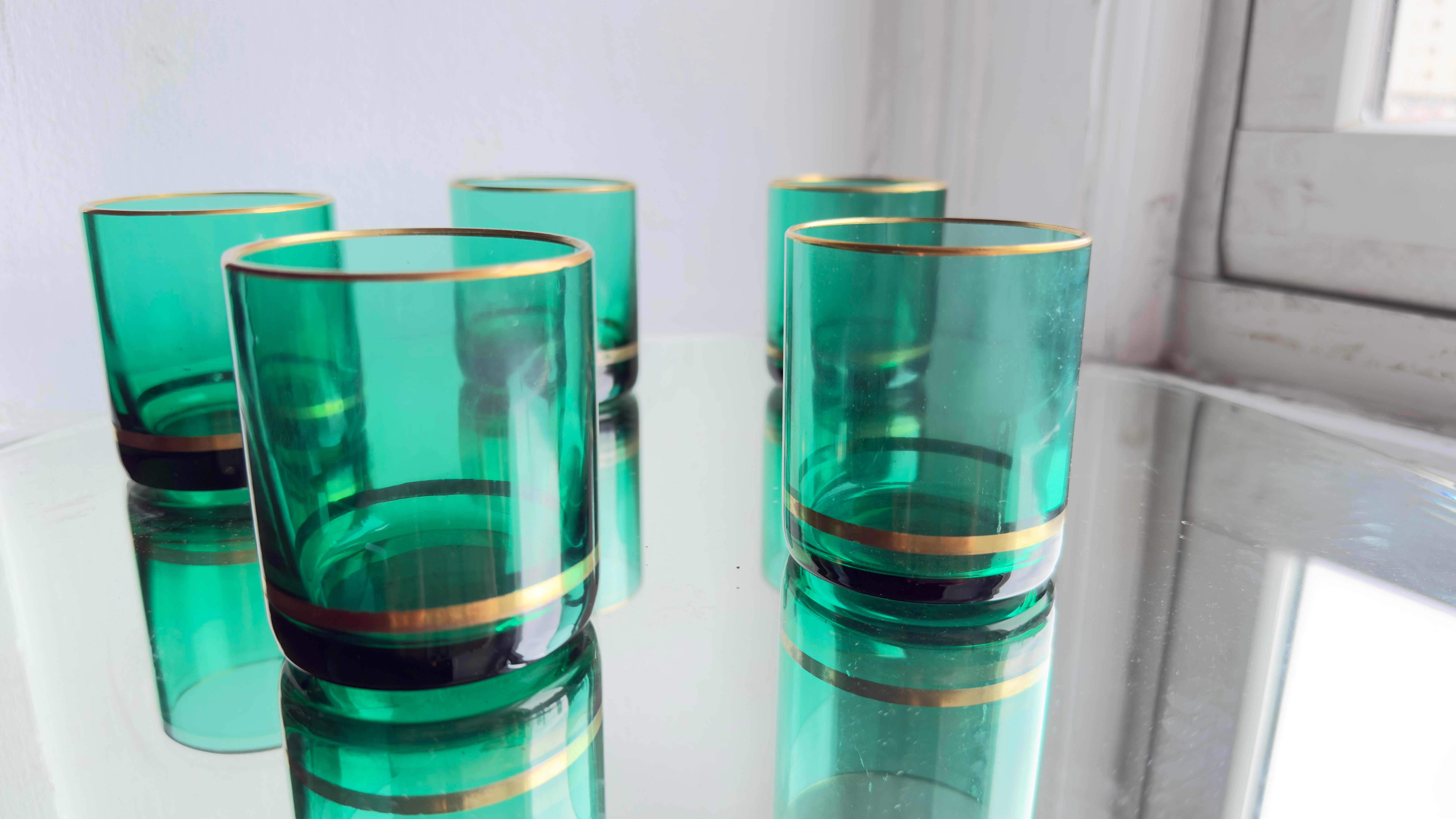 1950s Mid-Century Modern Emerald Green Whiskey Glasses With Gold Rim - Set of 5