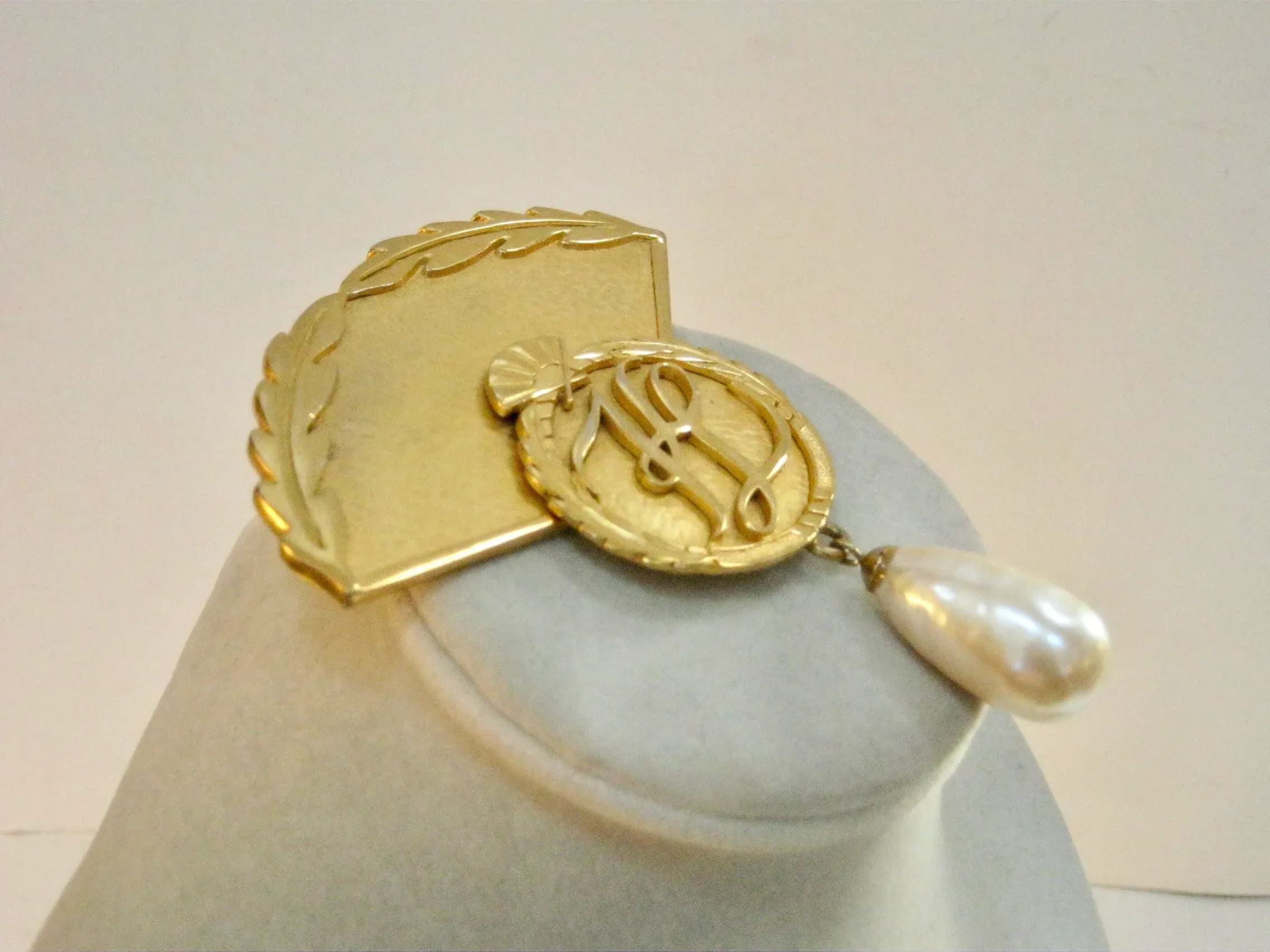 小物 Karl Lagerfeld Signature Pin Brooch KL Karl Lagerfeld Massive Kl Logo Signature Baroque Drop Pearl