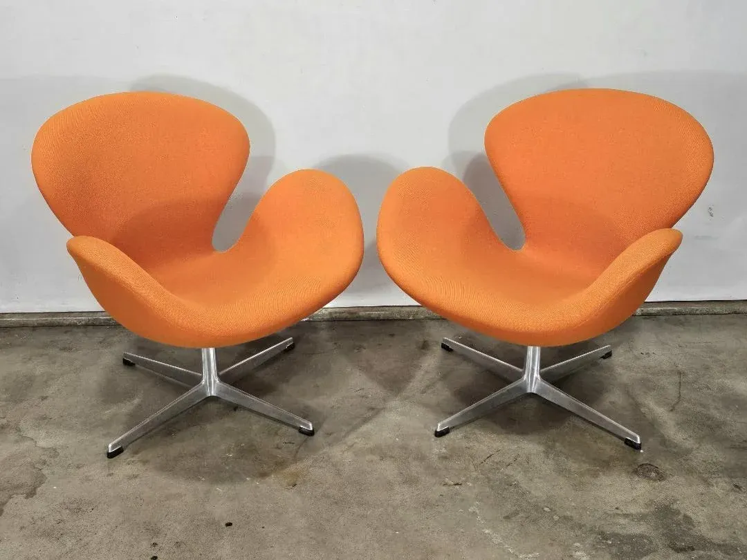 1960s Early Edition Swan Chairs by Arne Jacobsen for Fritz Hansen