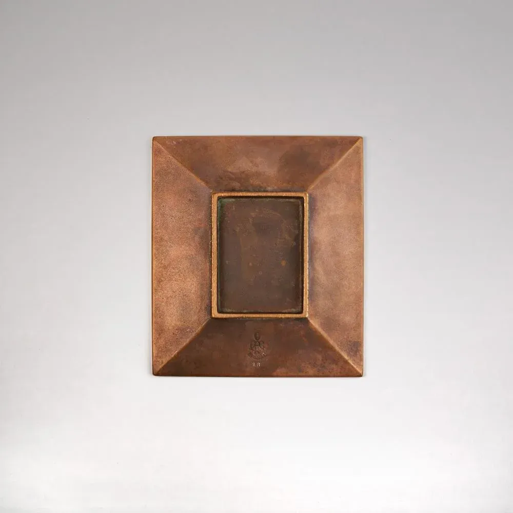 Bronze Dish from GAB Guldsmedsaktiebolaget, 1930sMid-Century Hollywood Regency French Gold Patinated Lamps with Leaves, 1960s, Set of 2