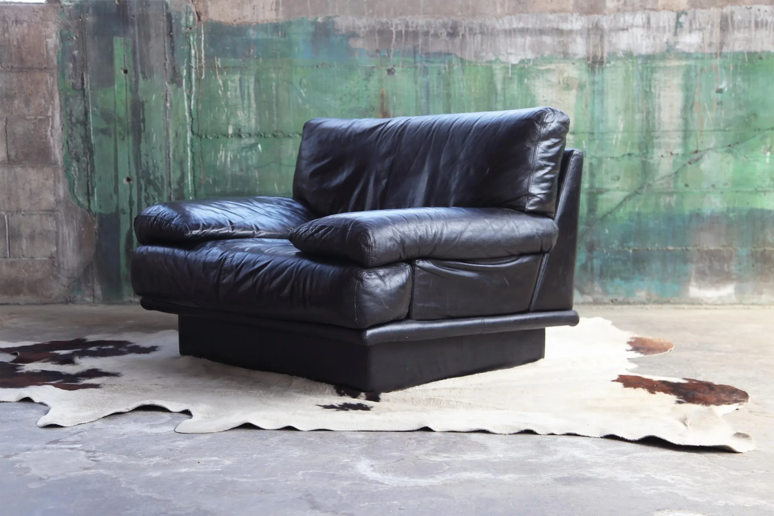 1980s Postmodern Italian Nicoletti Salotti Plinth Base Black