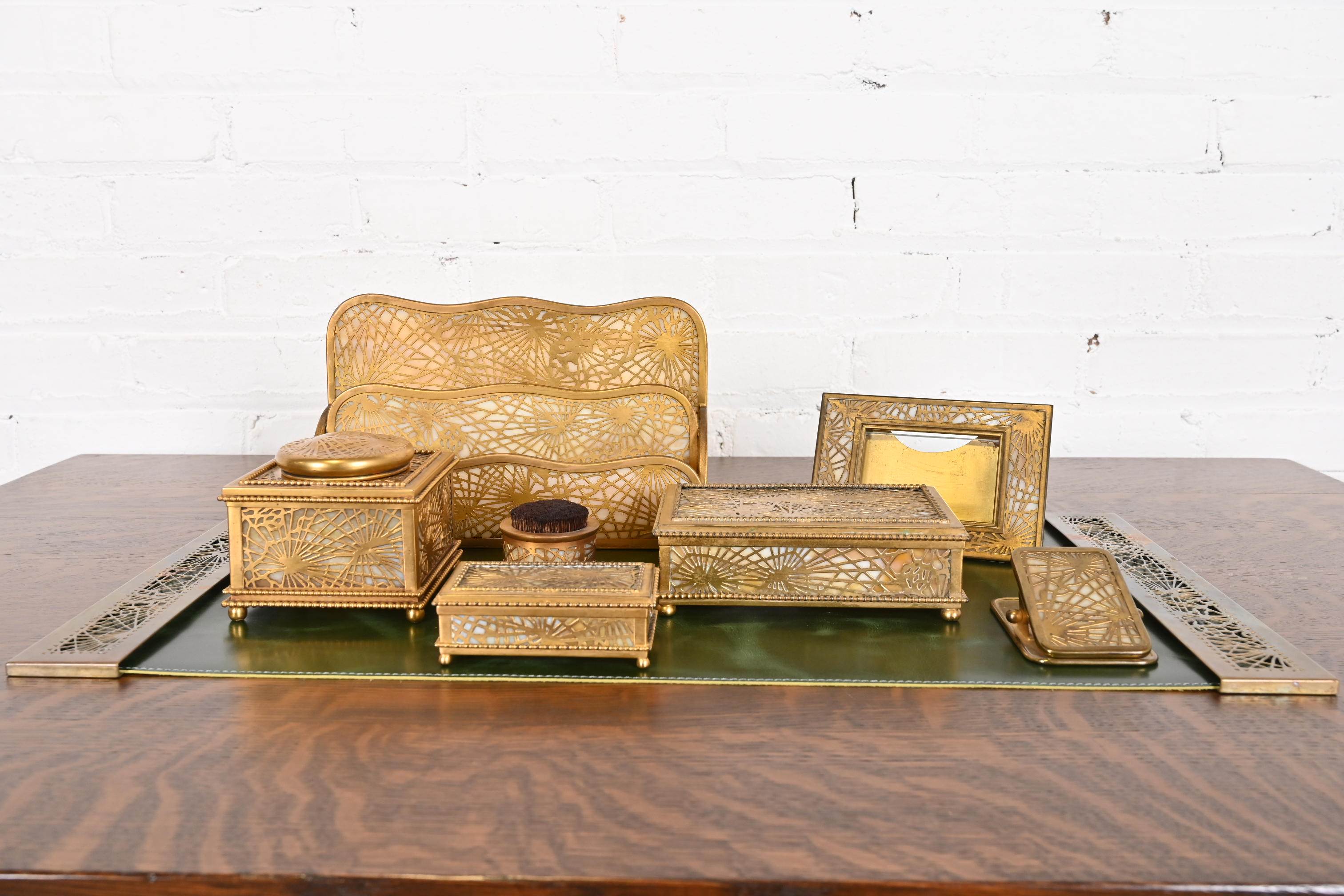 アンティーク雑貨 Fine British Cloth Display Board 1976 Vintage Mid Century Japan Metal Smoking Set Art Deco Lighter