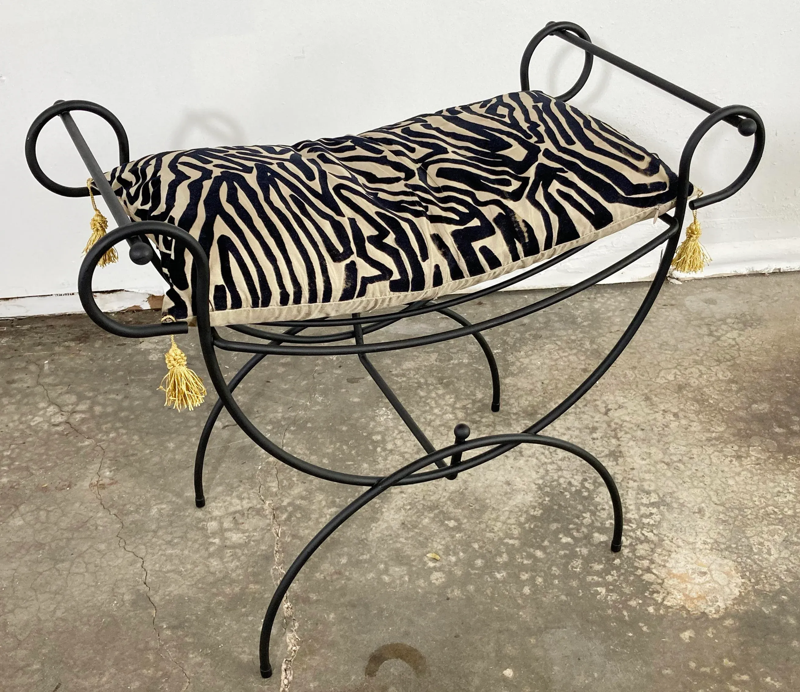 Vanity outlet arm bench