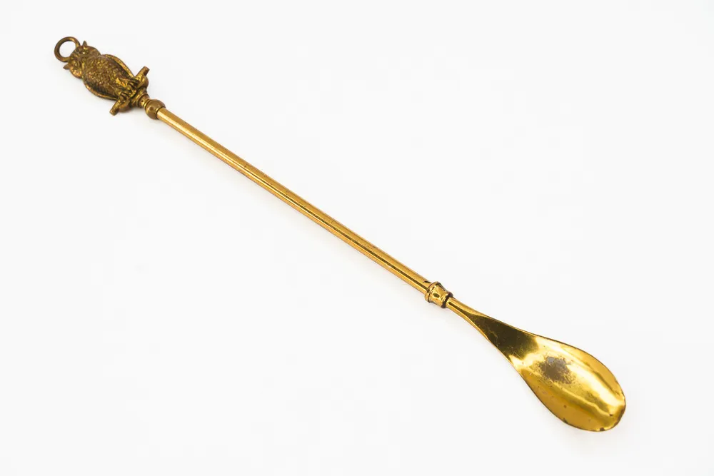 vintage-shoehorn-in-brass-