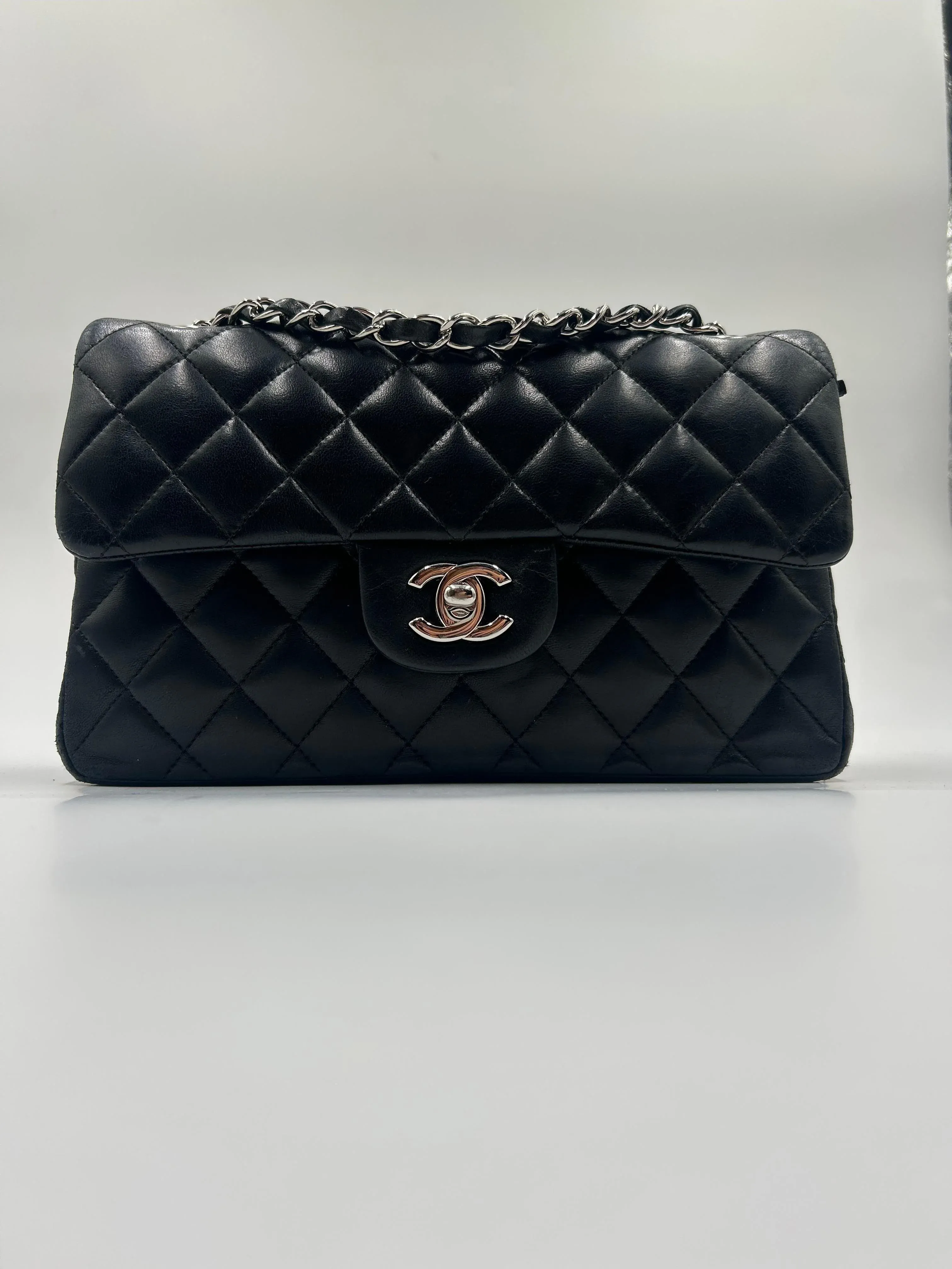 CHANEL ブラックレザー ハンドバッグ Chanel Classic 11.13 Black Leather Bag 2011 | Chairish