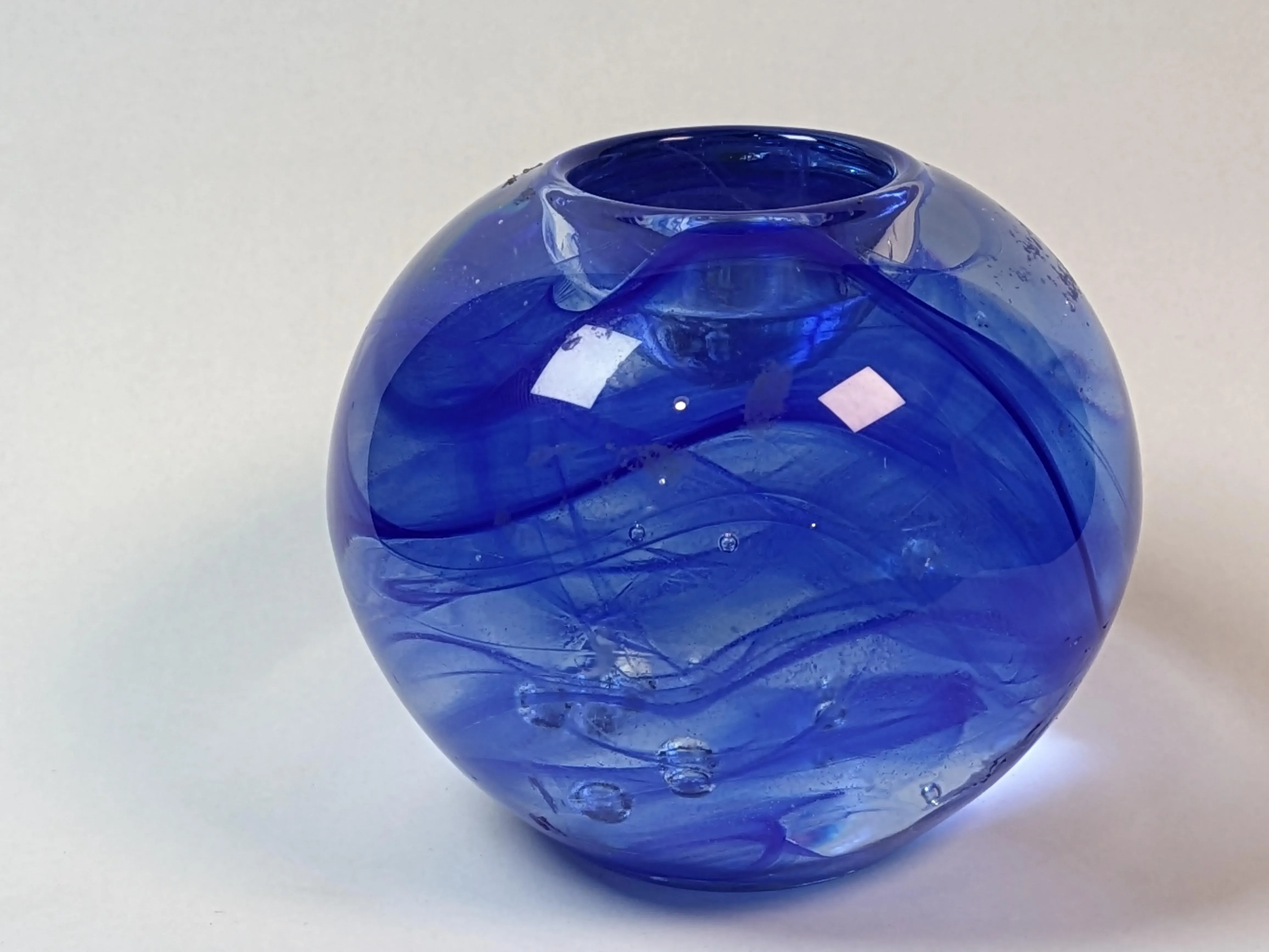 KOSTA BODA 青いガラス花瓶 vintage-kosta-boda-blue-swirl-