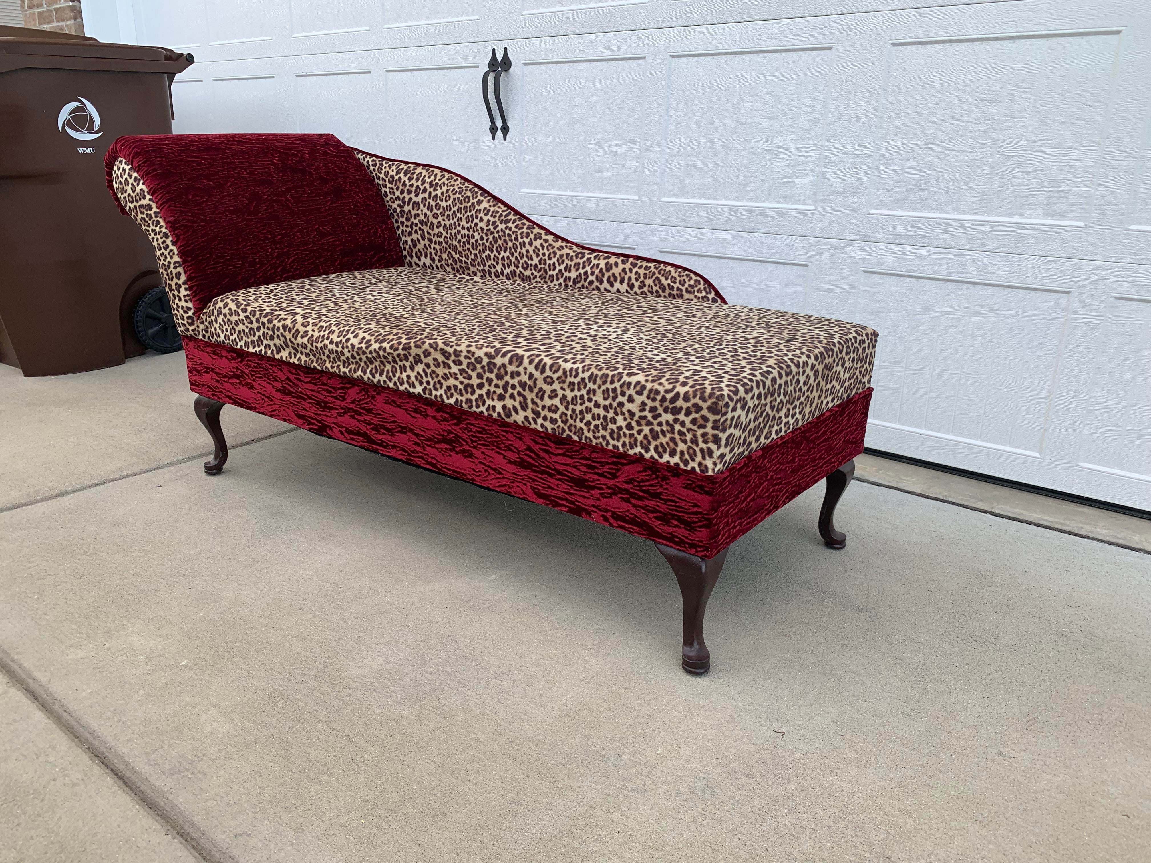 Red online velvet chaise