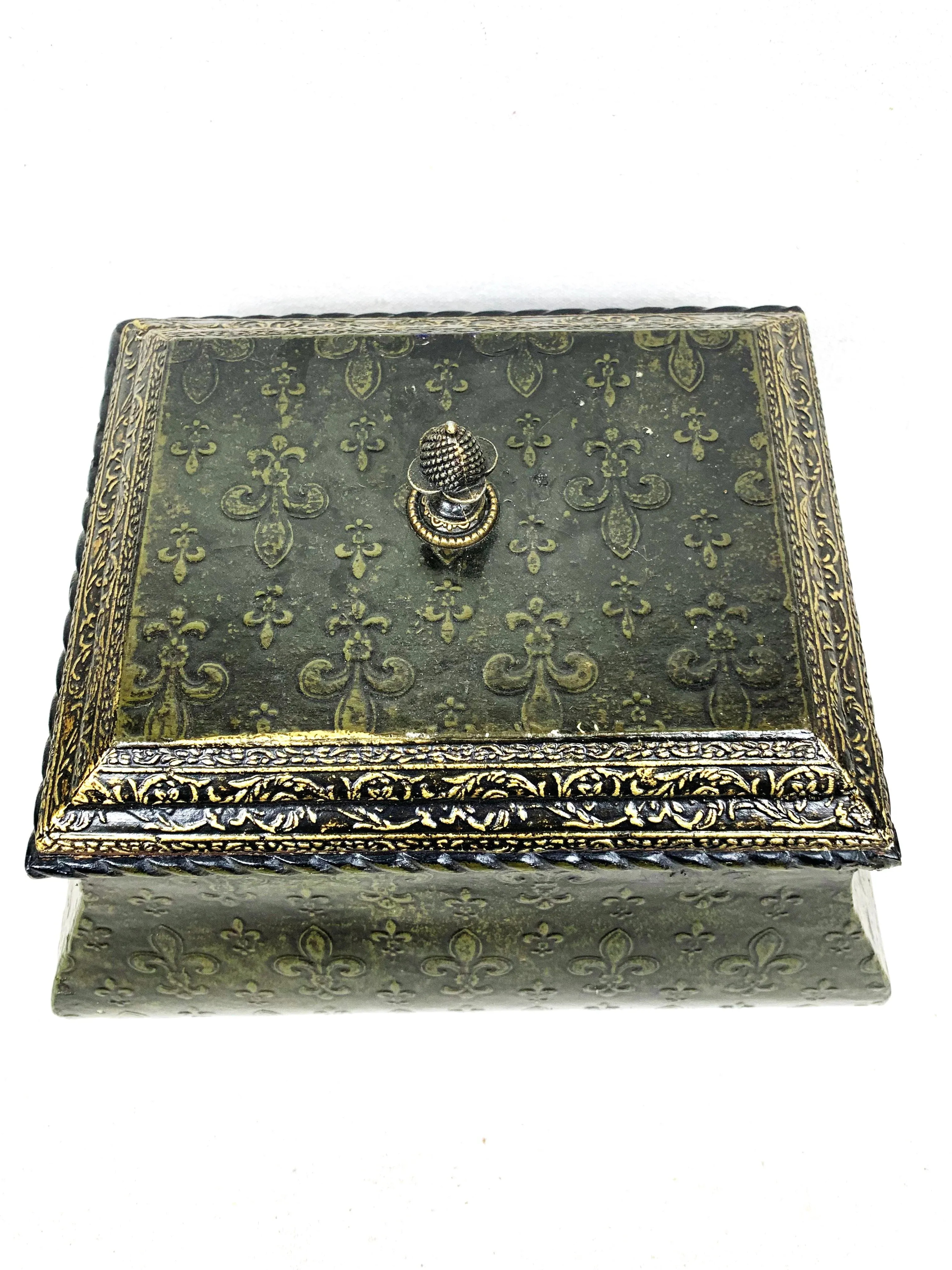 Brand New Disney Frozen 2 II Detailed Replica Arendelle And Ice Palace CastleVintage Wooden Fleur De Lis Lidded Box