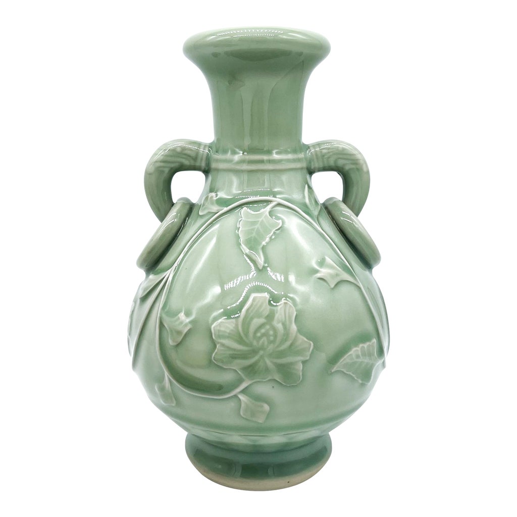 中国セラドン - Chinese Celadon Mid-Century Chinese Celadon Vase With Floral Relief & Dual Handles