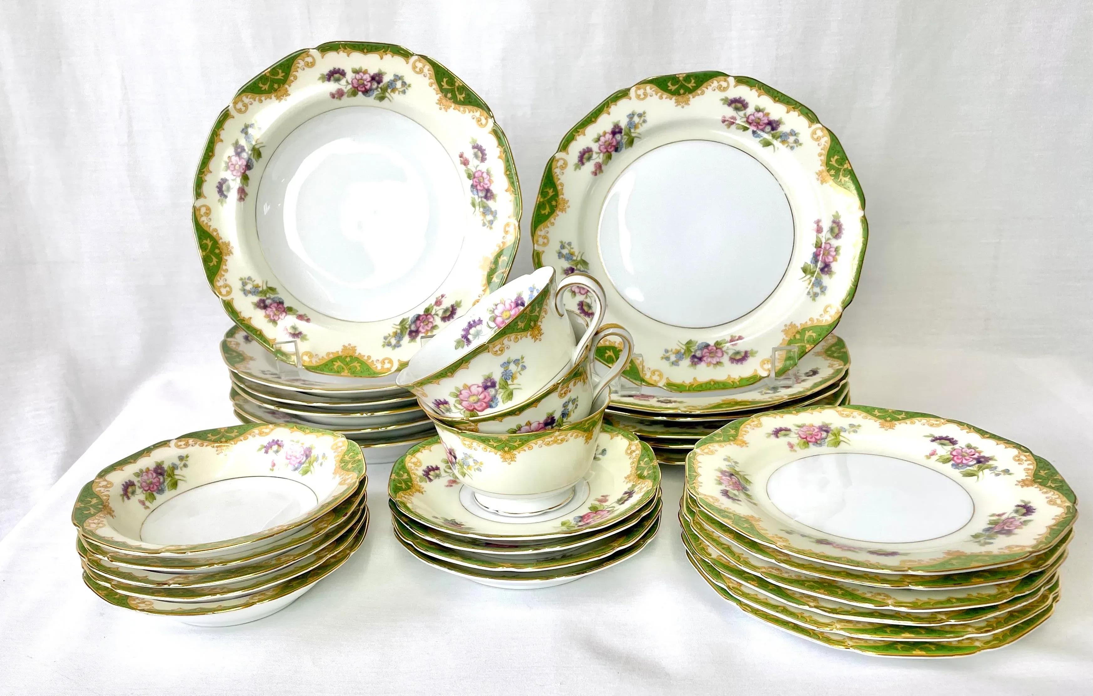 Vintage Noritake 'Amazon' China Dinner Service - Set of 30 Vintage Noritake 'Amazon' China Dinner Service - Set of 30