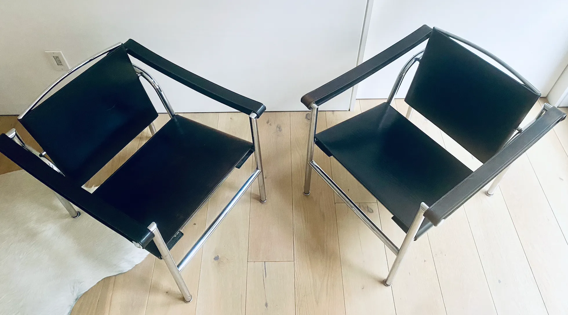 Cassina BASCULANT LC1 コルビュジエ　ペリアン　ジャンヌレ White Leather LC1 Basculant Chair by Le Corbusier, Pierre