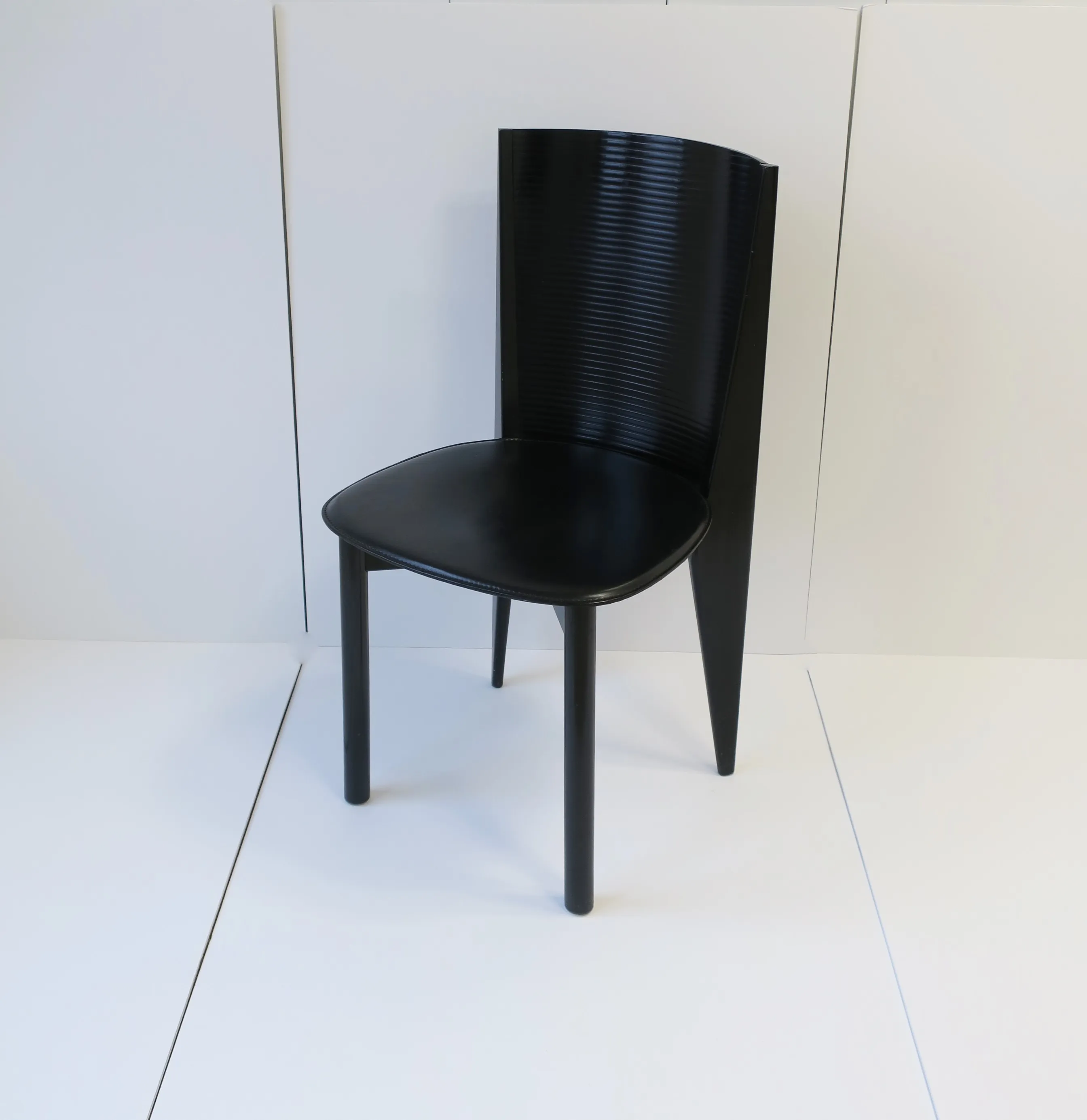 【L】postmodern chair Italian Designer Postmodern Black Lacquer Wood and Leather Side