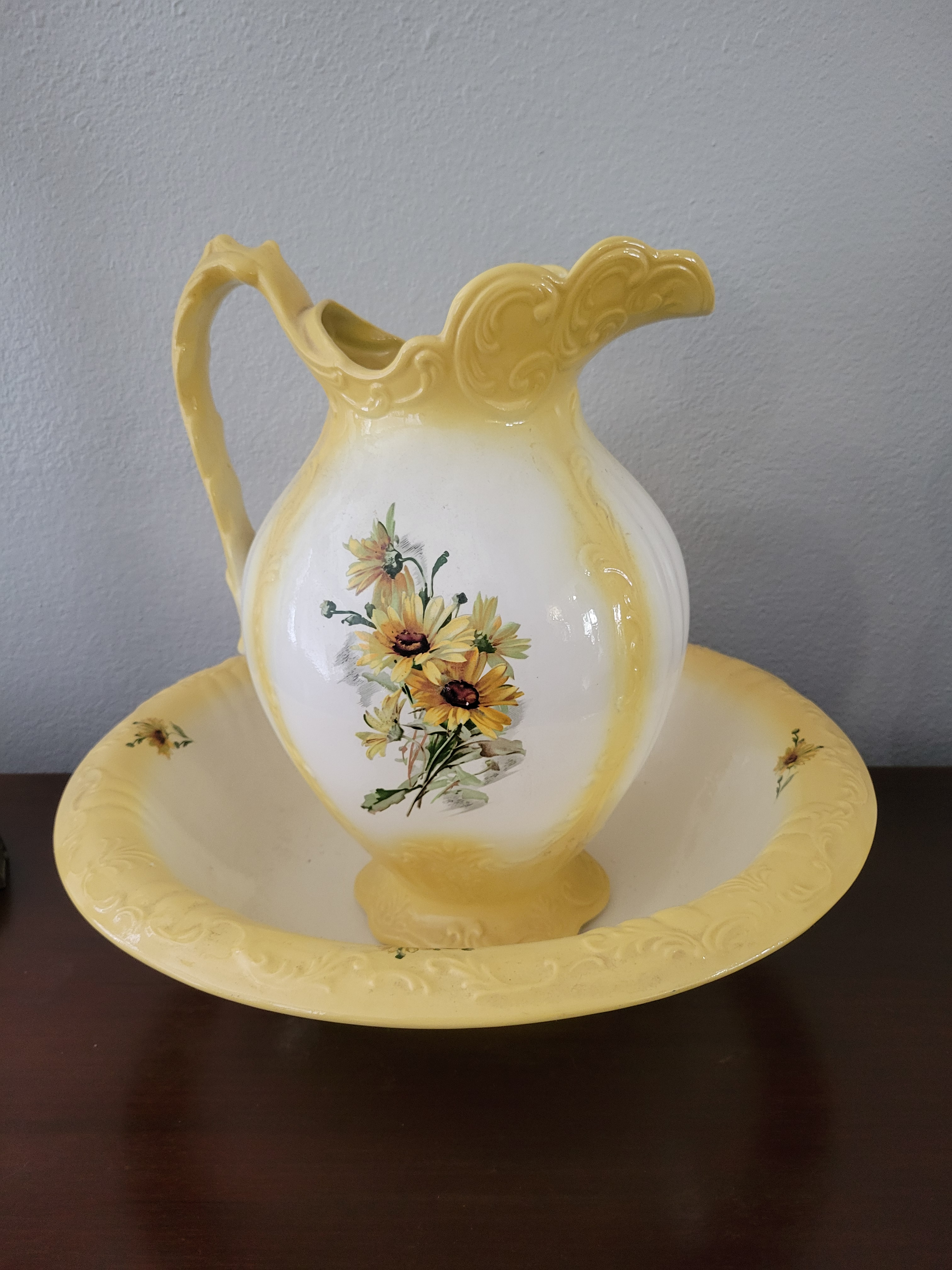 Early 20th Century Vintage Victorian Style Washstand With Pitcher and Bowl  - Set of 3 | Chairish, image size:3024x4032
