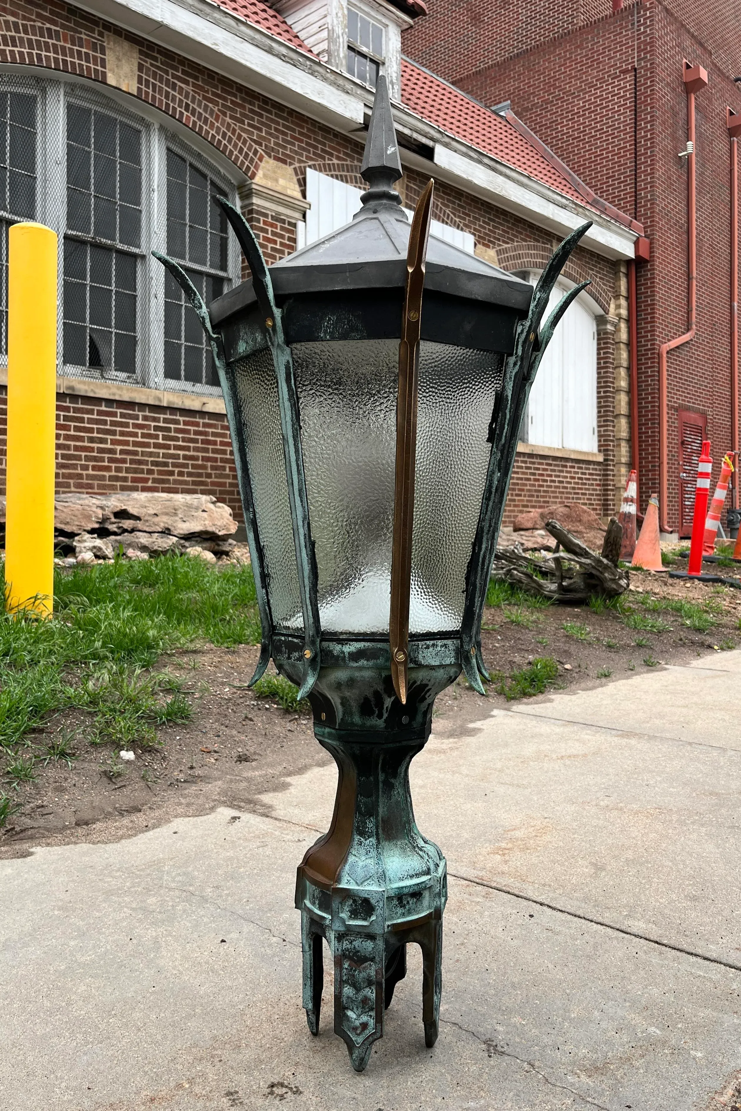 https://chairish-prod.freetls.fastly.net/image/product/master/a5fc2804-089d-45c2-b524-d0d1d90f2a3f/1920s-gothic-chicago-street-lantern-in-solid-bronze-novalux-for-general-electric-6576