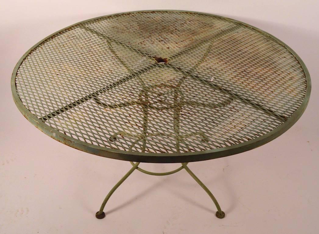 Round mesh garden table hotsell