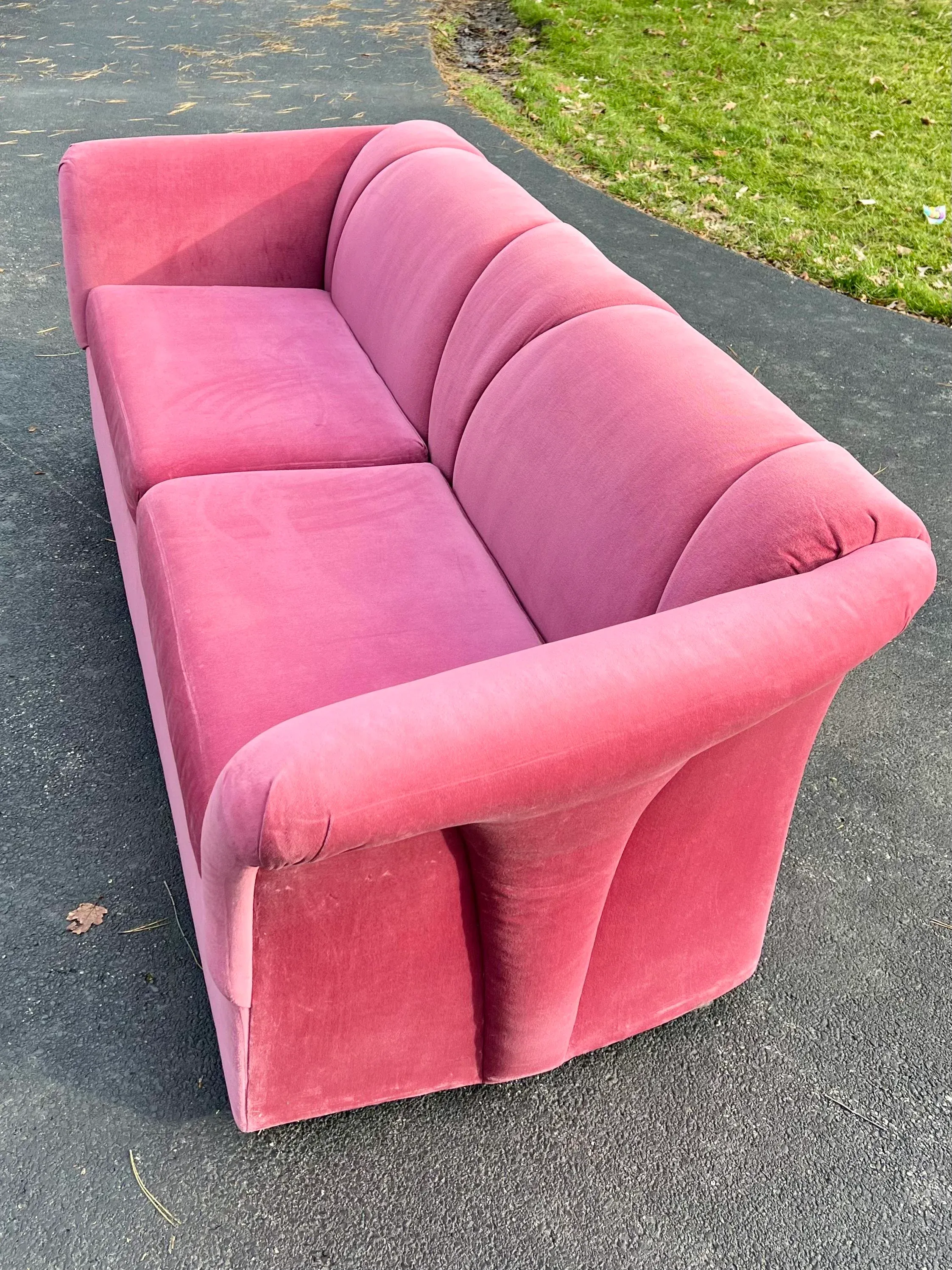 1980s Postmodern Sculpted Art Deco Style Pink Velvet Sofas by - Main Image