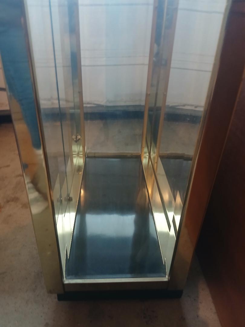 1980 Brass and Glass China Vitrene Display Cabinet, Manner of Mastercraft main image 7