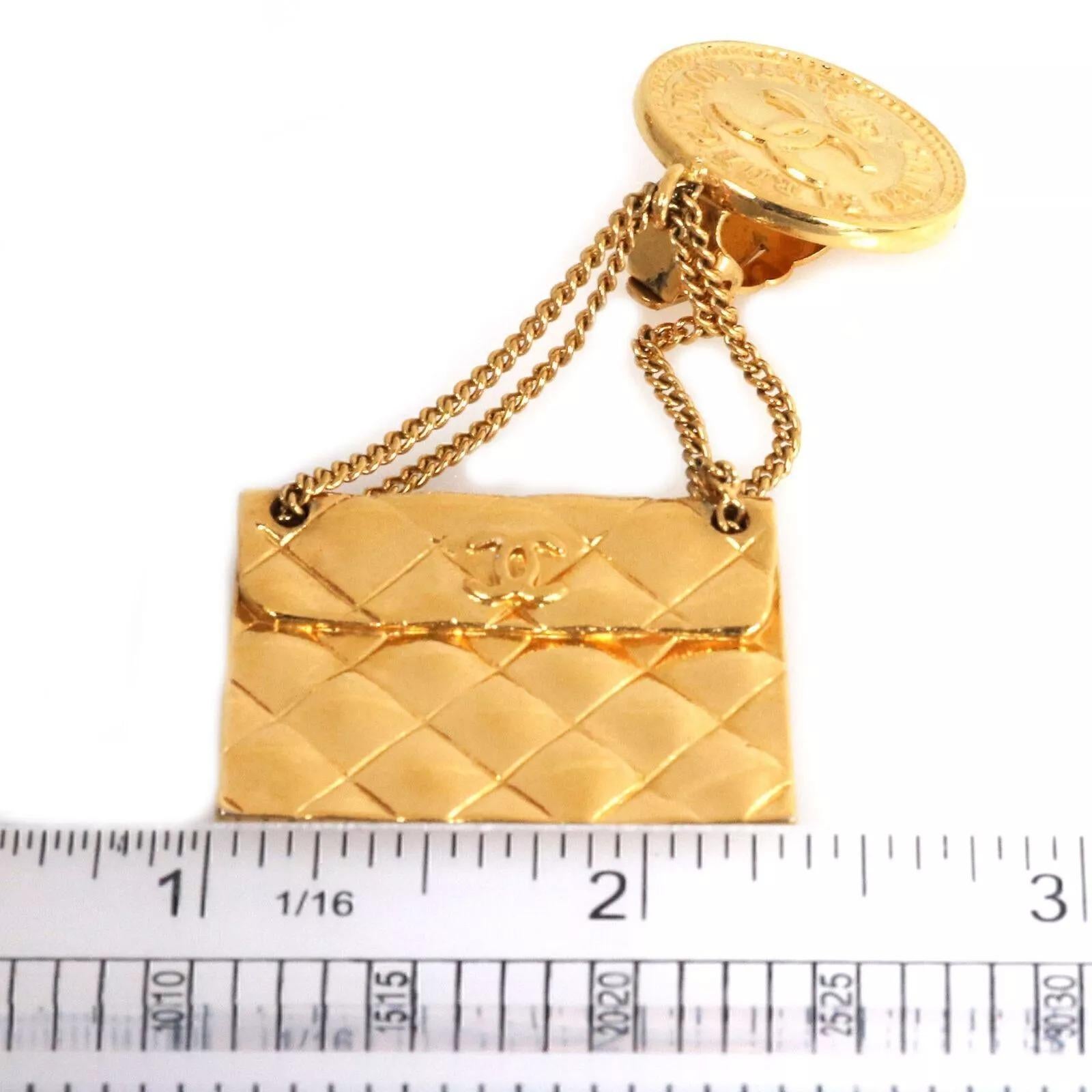 22942 - Chanel Quilted Bag 2.55 Motif C Logo Dangle Clip on