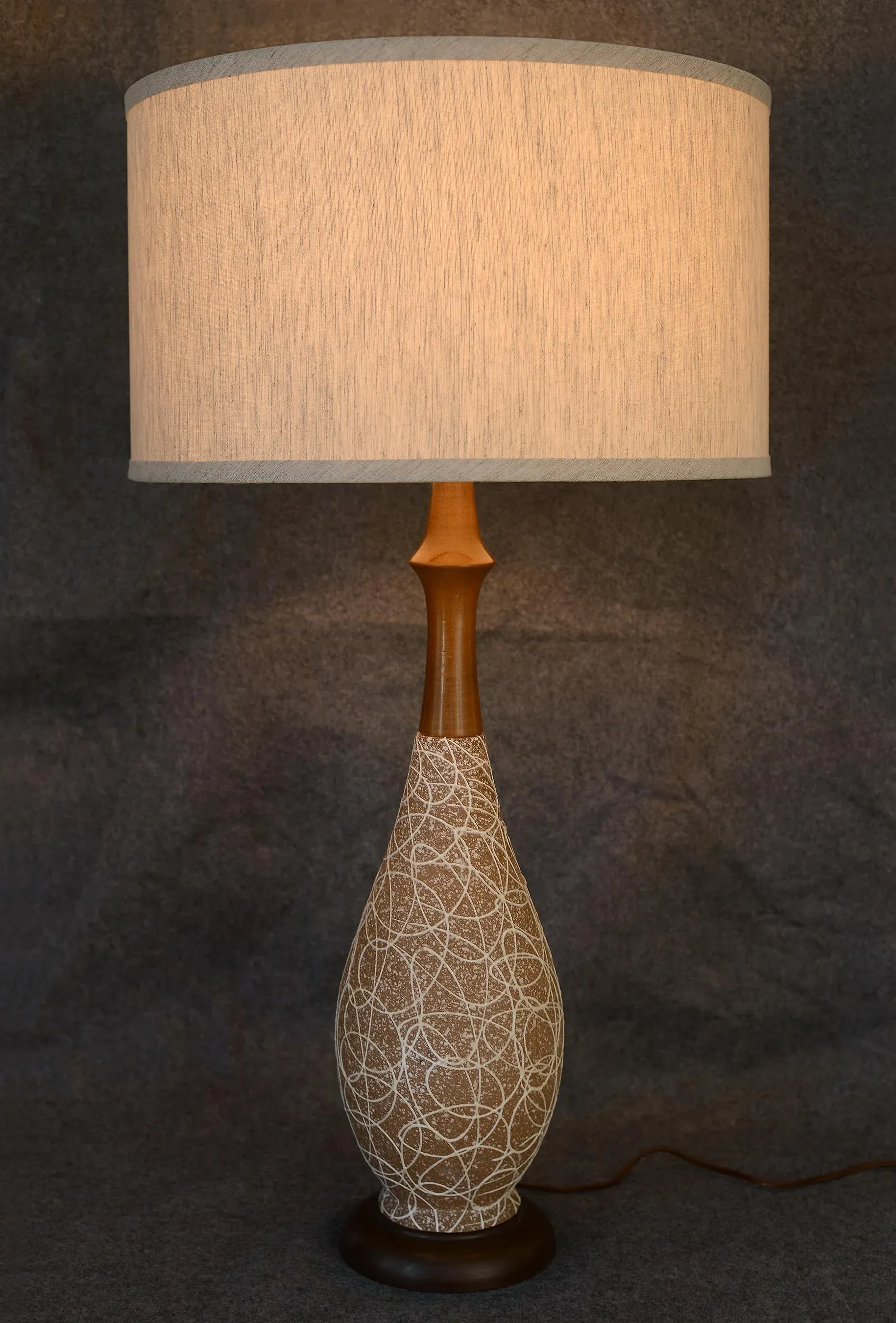 1950s Mid-Century Modern Ceramic Table Lamp With Abstract