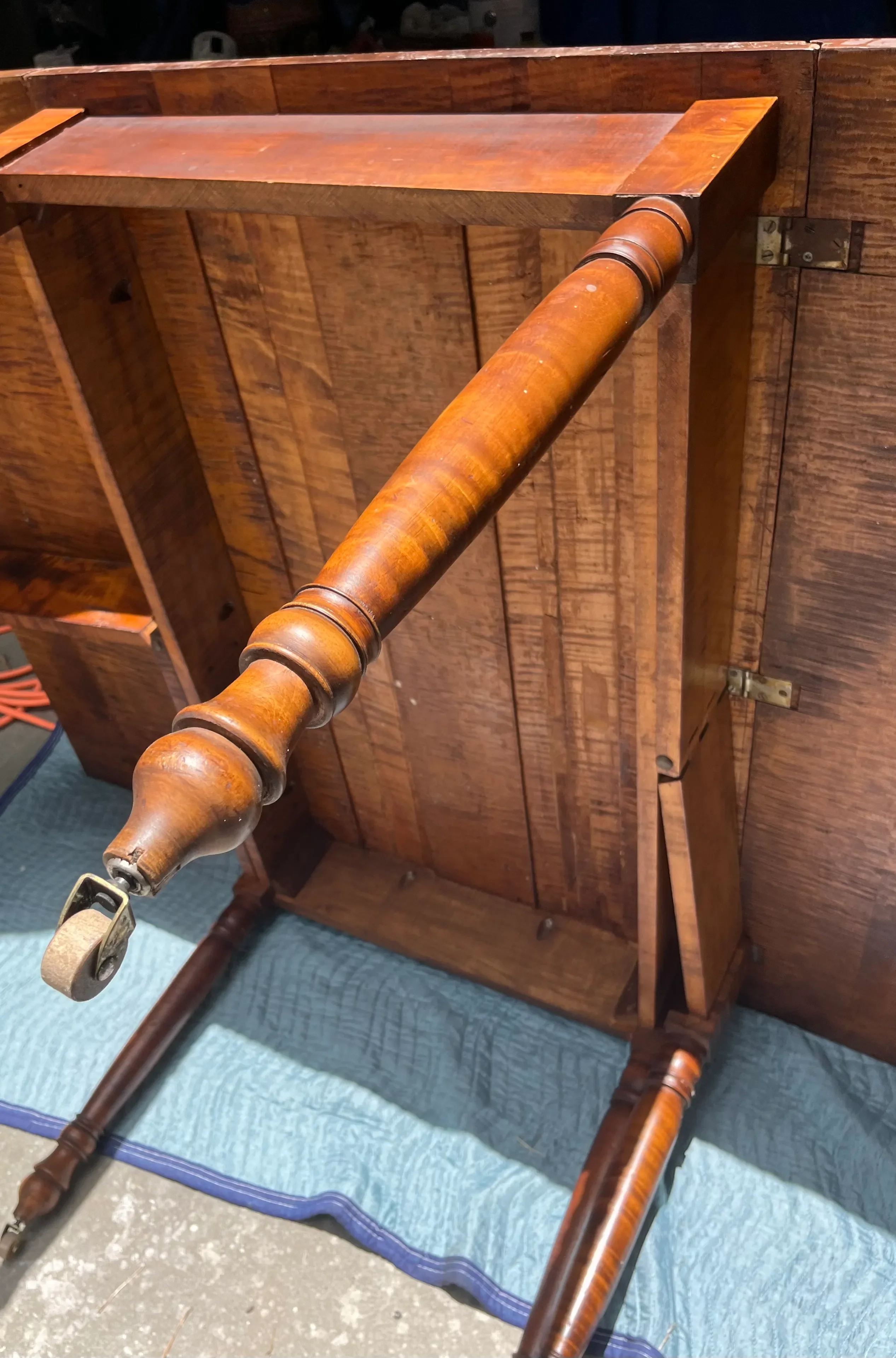 19th Century American Sheraton Tiger Maple Drop Leaf Dining Table