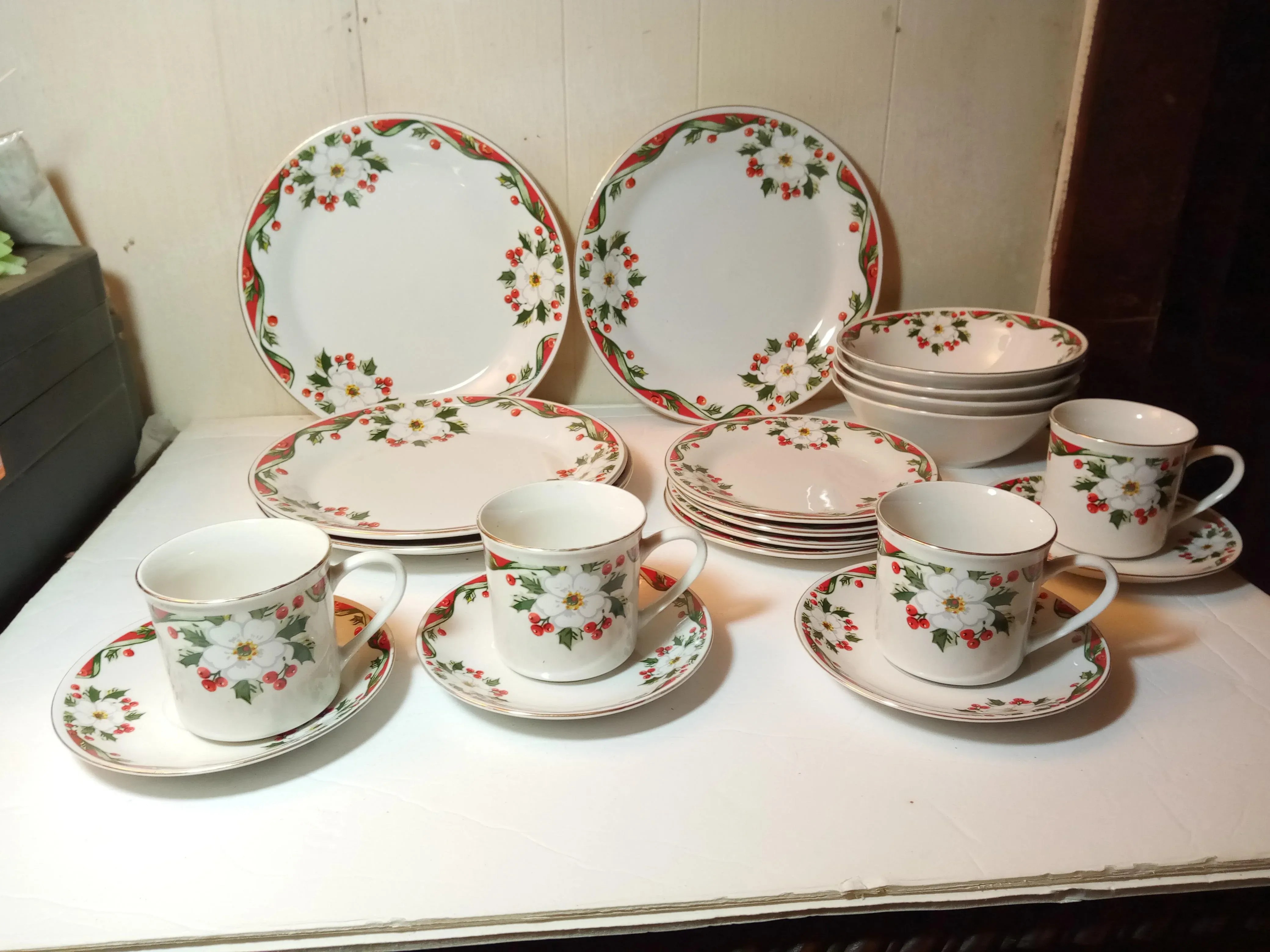 Vintage gibson shop christmas dinnerware