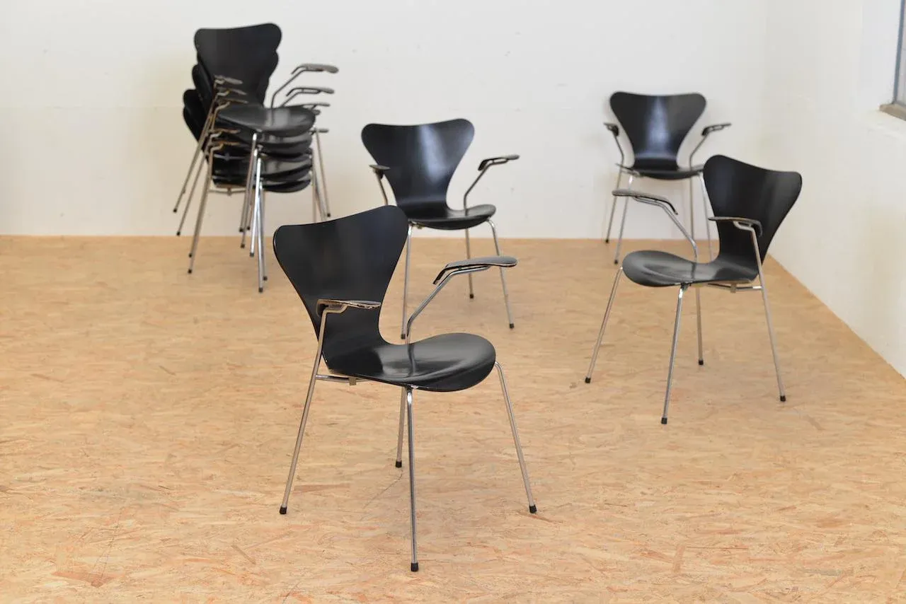 Hot Toys TMS042 Star Wars The Bad Batch Echo 1/6 Figure BRAND NEWModel 3207 Chair by Arne Jacobsen for Fritz Hansen, 1955