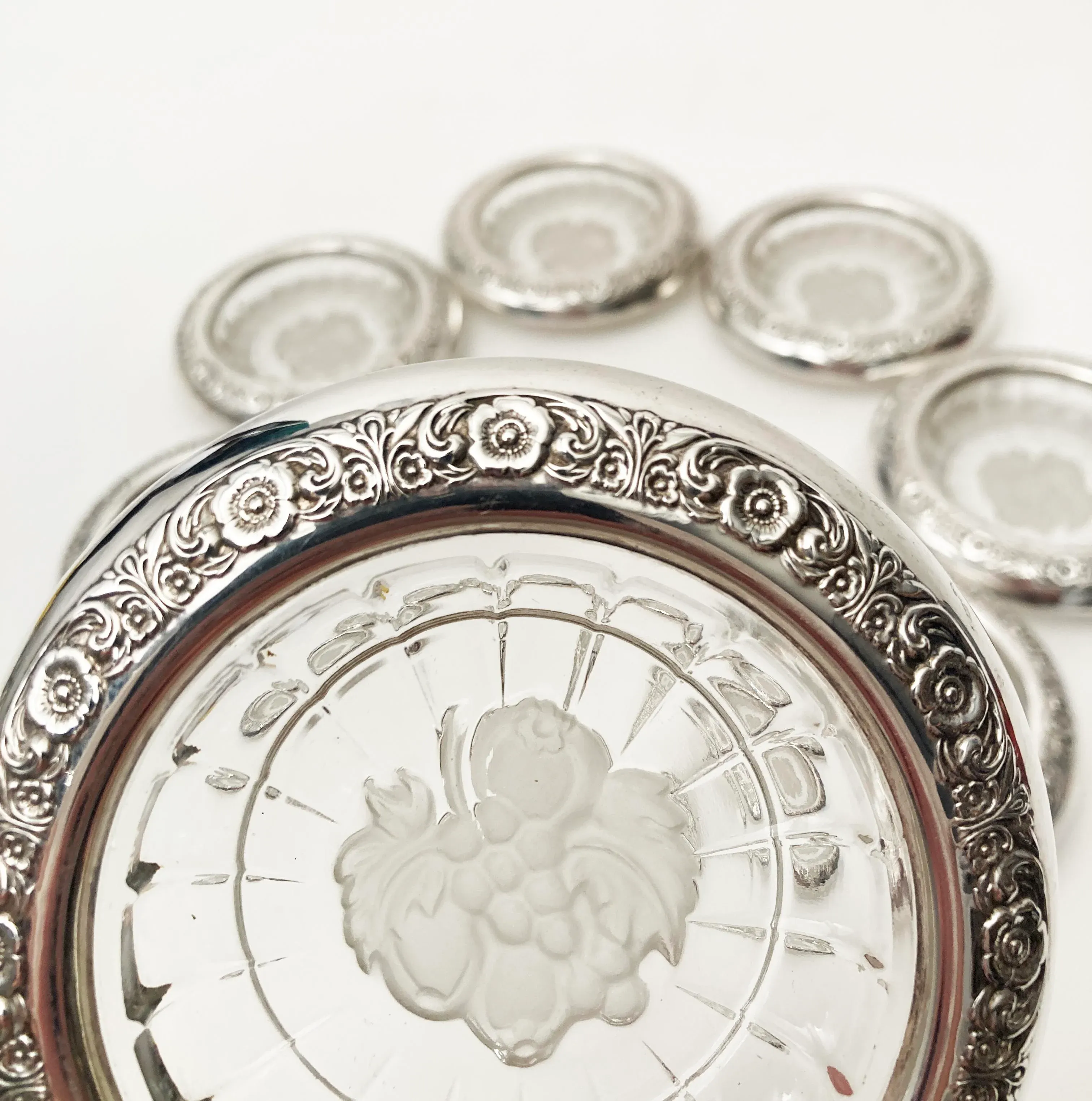クリスタル  Floral Carved Lozenge.  1連 Nepalese Filigree Silver, Turquoise, Coral and Ruby Inset