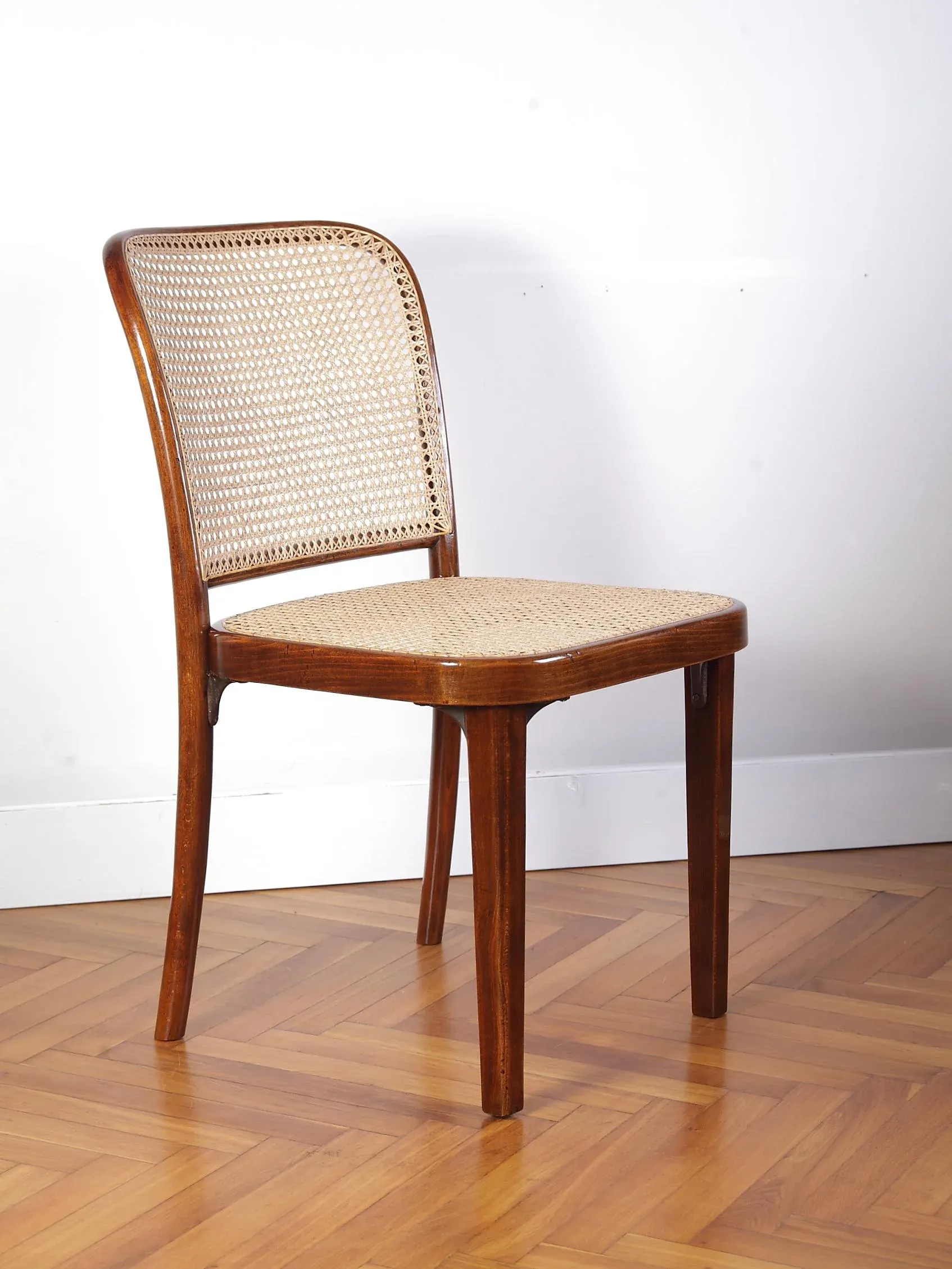 椅子 THONET No.811 Bentwood Counter Chair No. 811 Bentwood Chair by Ton | Bauhaus2YourHouse