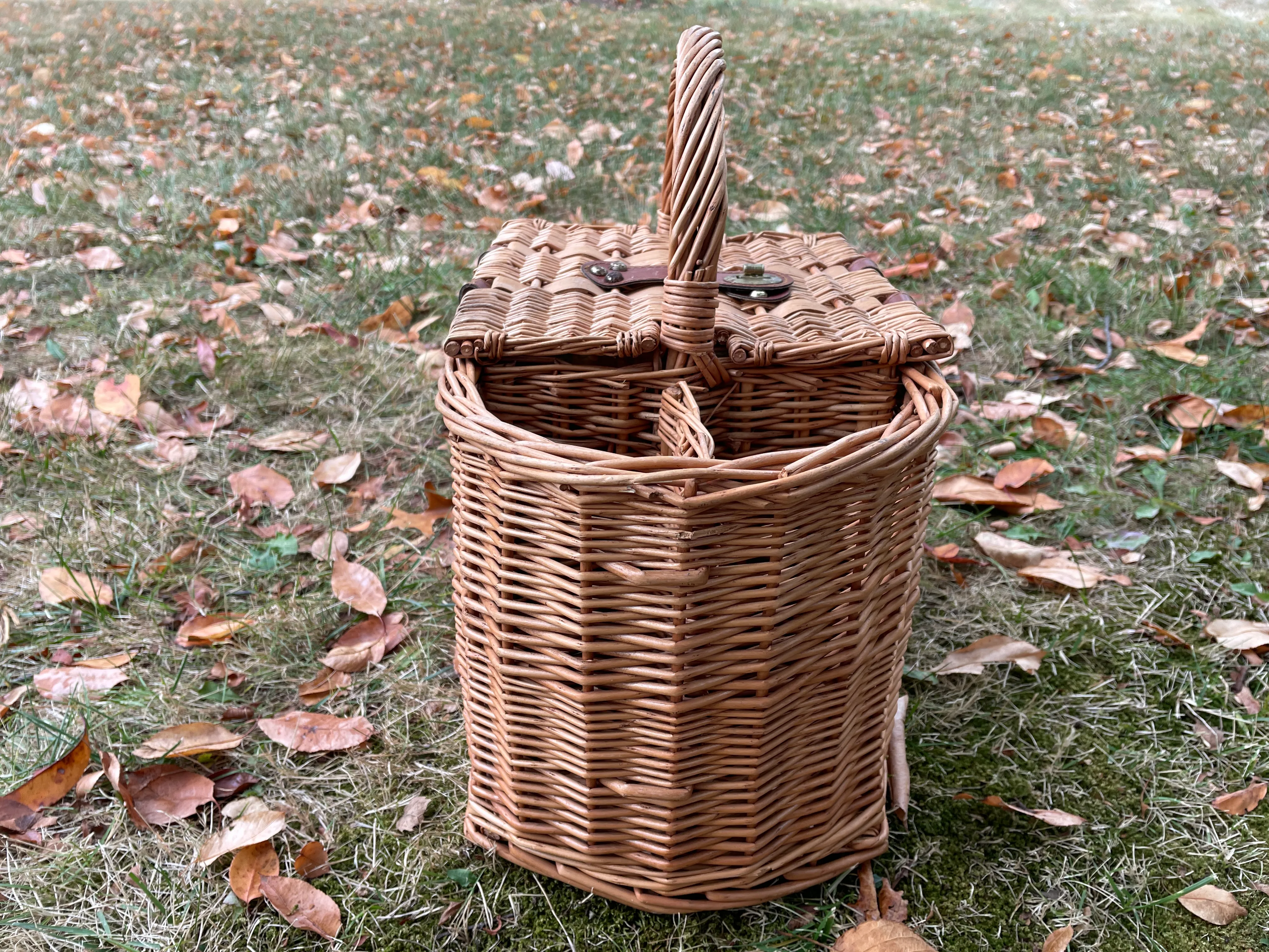 Vintage Picnic Basket Wicker With 2 Wine Bottle Compartments