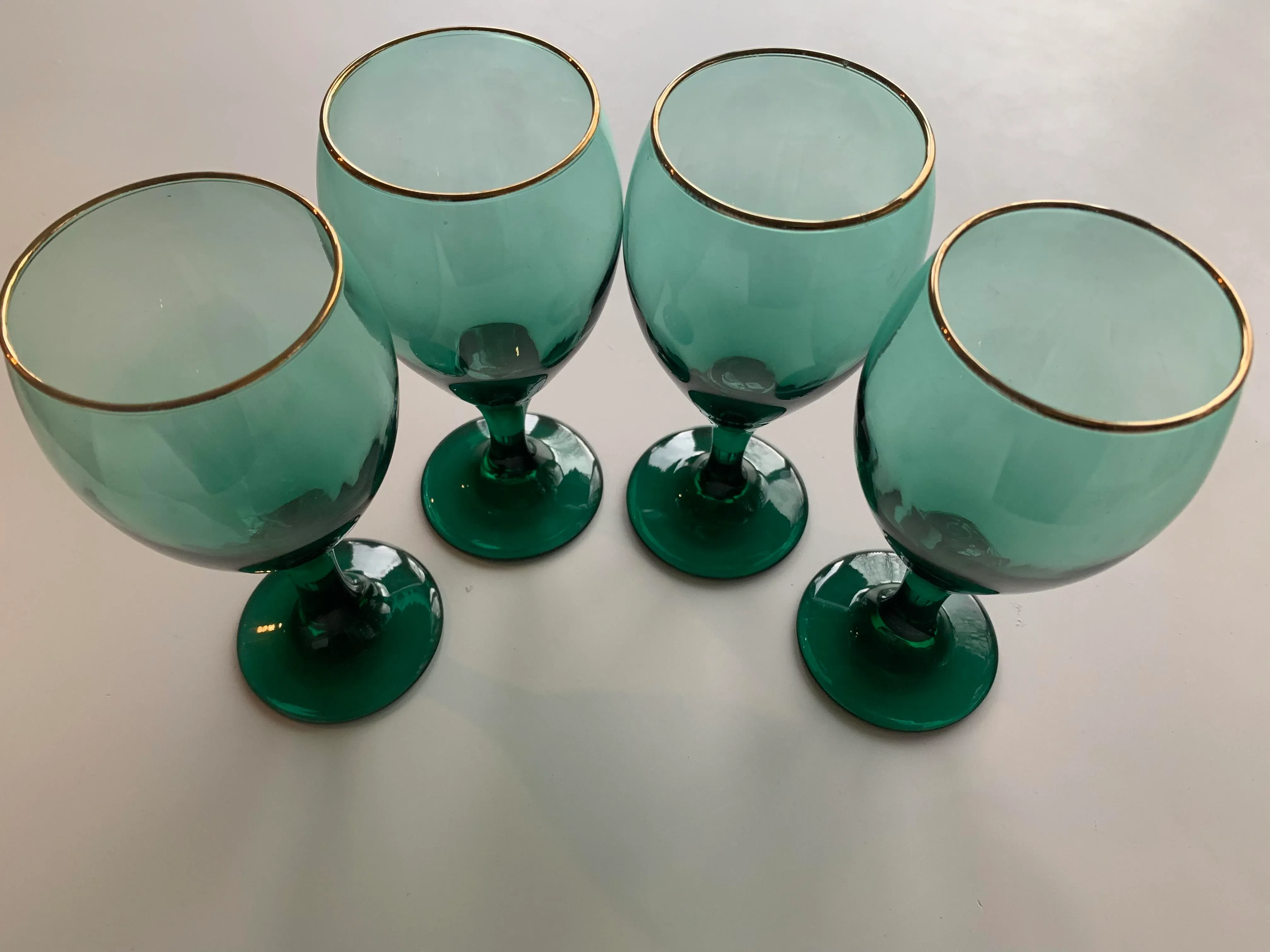 https://chairish-prod.freetls.fastly.net/image/product/master/c8f67a91-c438-482e-a771-ce9647510975/vintage-libbey-juniper-green-glasses-with-gold-rim-set-of-4-8808