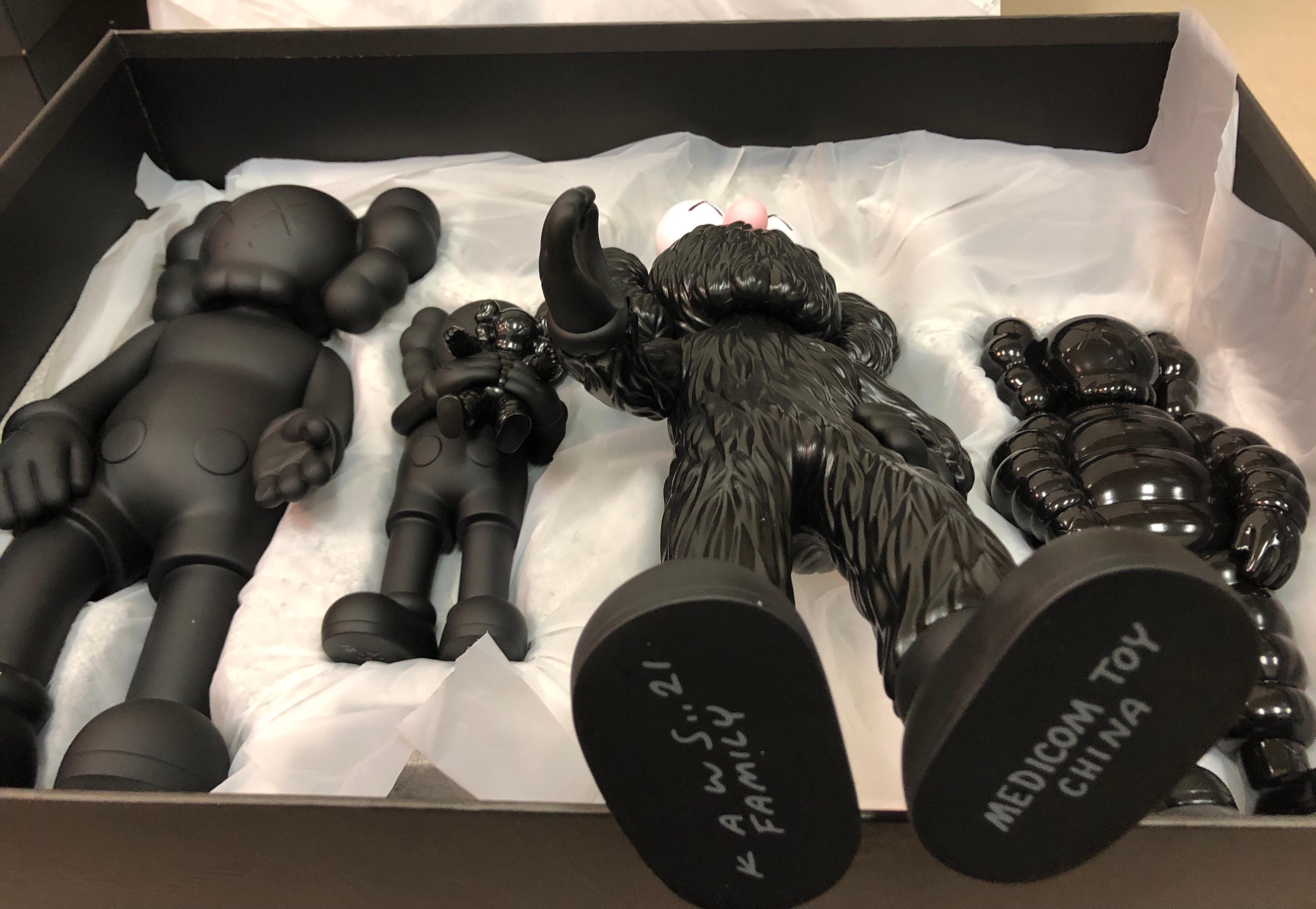 【メーカー直売】の商品をすべて kaws-family-figures-black- キャラクターグッズ
