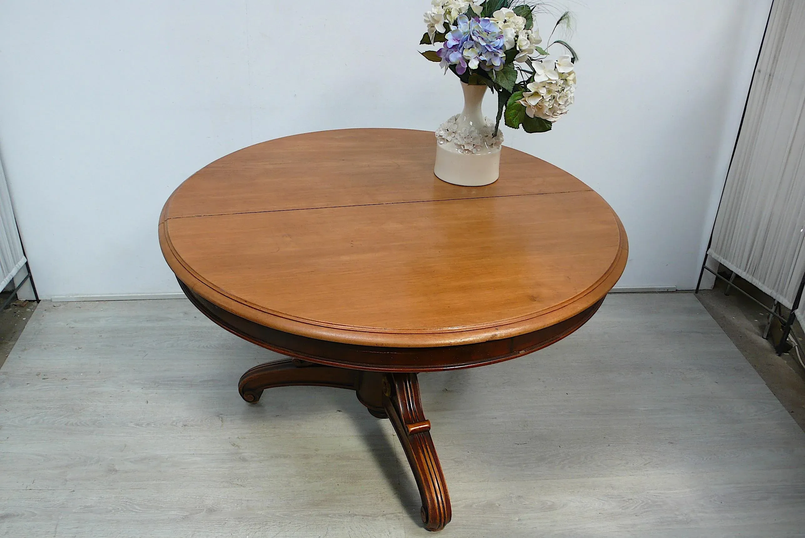 家具 Vintage round table Vintage Round Table w/Shaker Legs