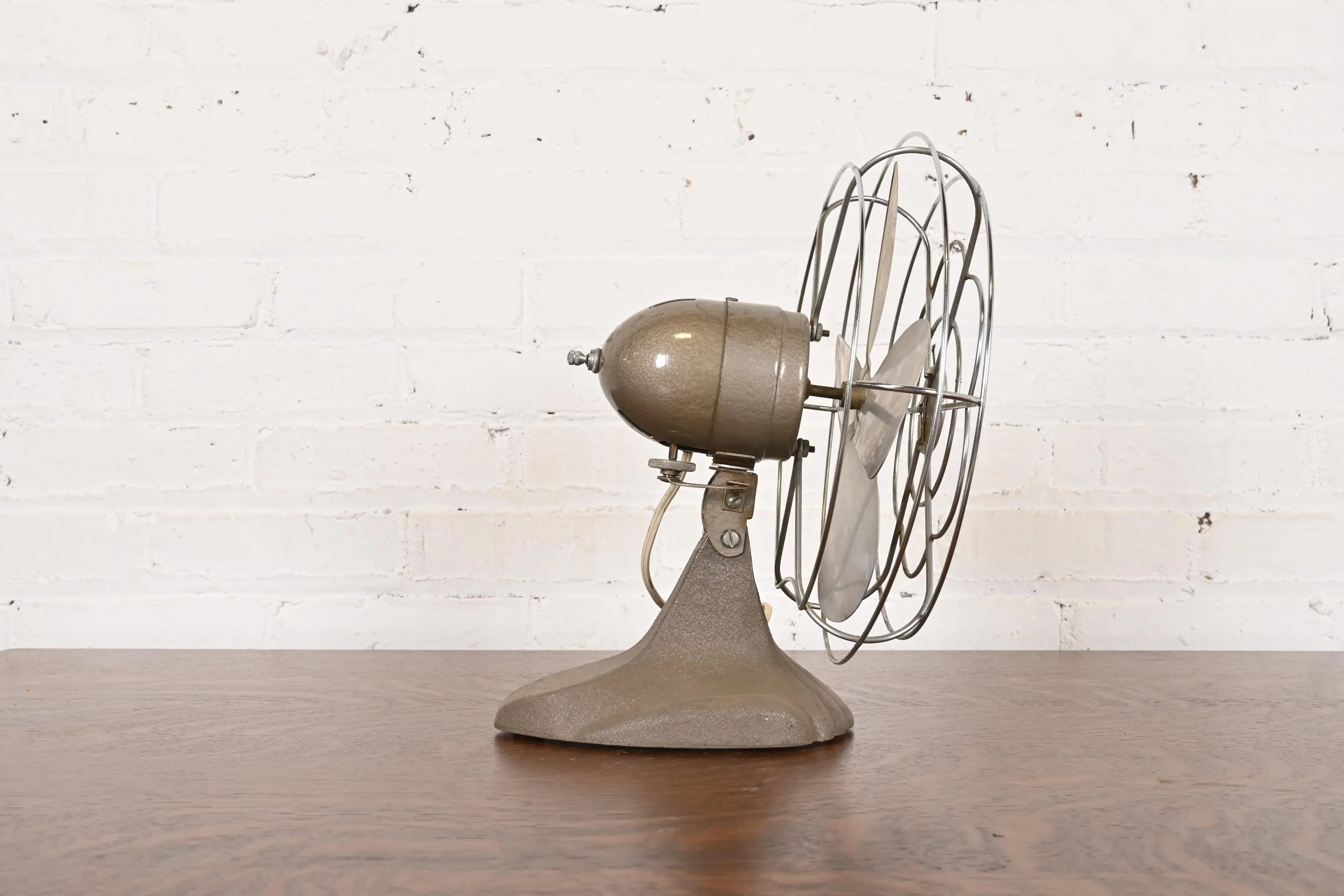 Mid-Century Modern Industrial Cast Iron Metal Oscillating Table Fan by  Manning Bowman, 1950s, image size:3024x2016