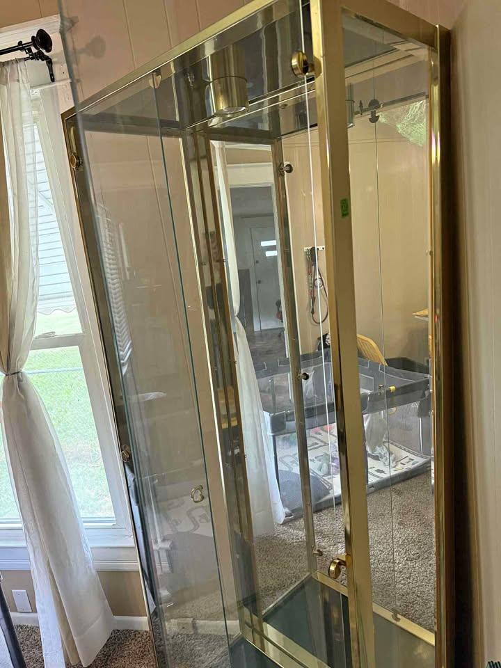 1980 Brass and Glass China Vitrene Display Cabinet, Manner of Mastercraft main image 5