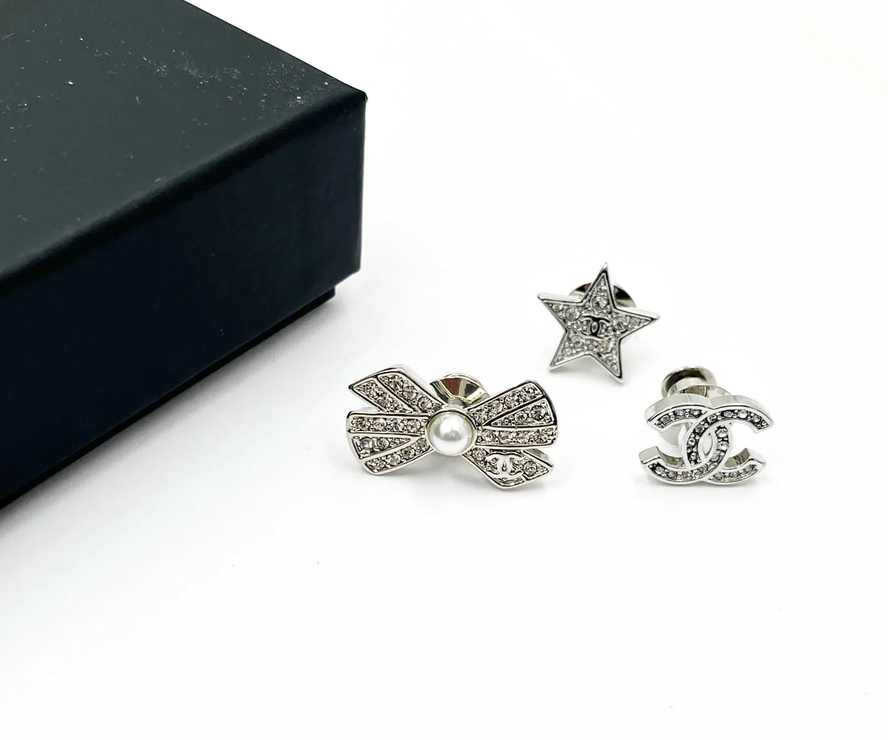 リボンとロゴ★CHANEL ピアス Silver Rhinestone Bow リボンとロゴ☆CHANEL ピアス Silver Rhinestone Bow