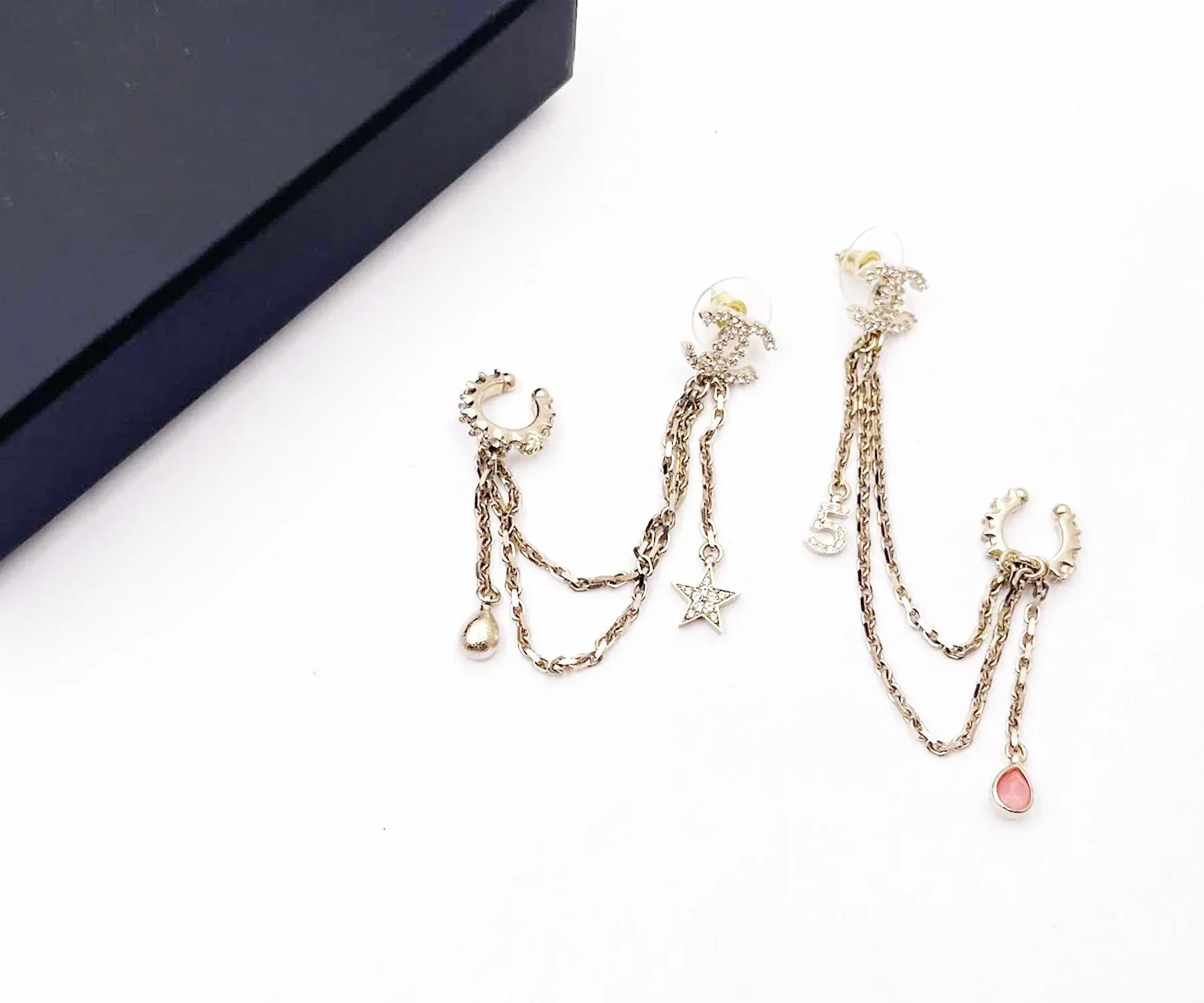 ★人氣★MONDAY EDITION★CRYSTAL CUPCHAIN CUFF EARRING_2色 Chanel Gold CC Crystal Chain Star 5 Cuff Piercing Earrings
