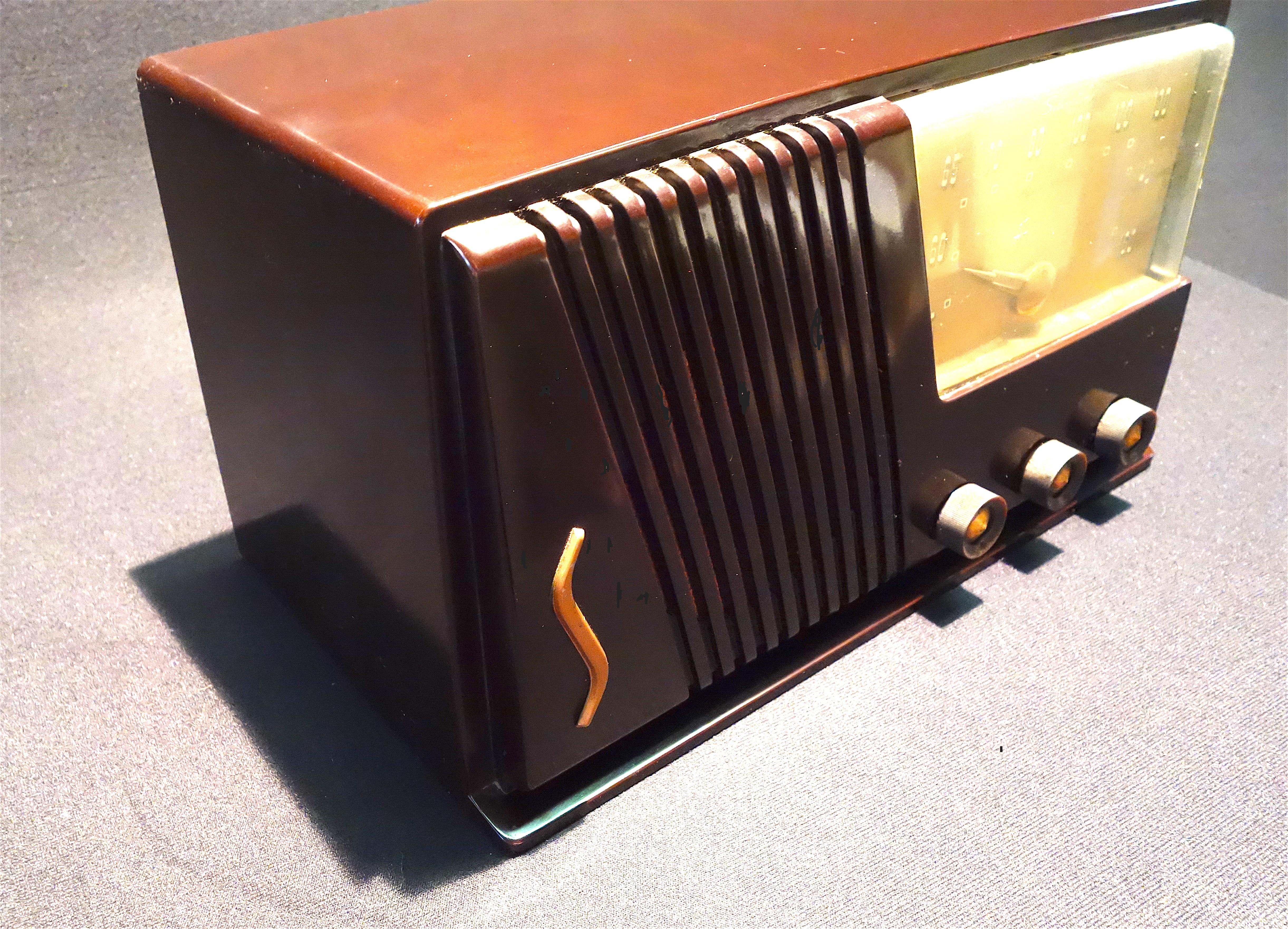 vintage 50s radio 激レア　オンブック品 silver-tone-circa-1950-radio-