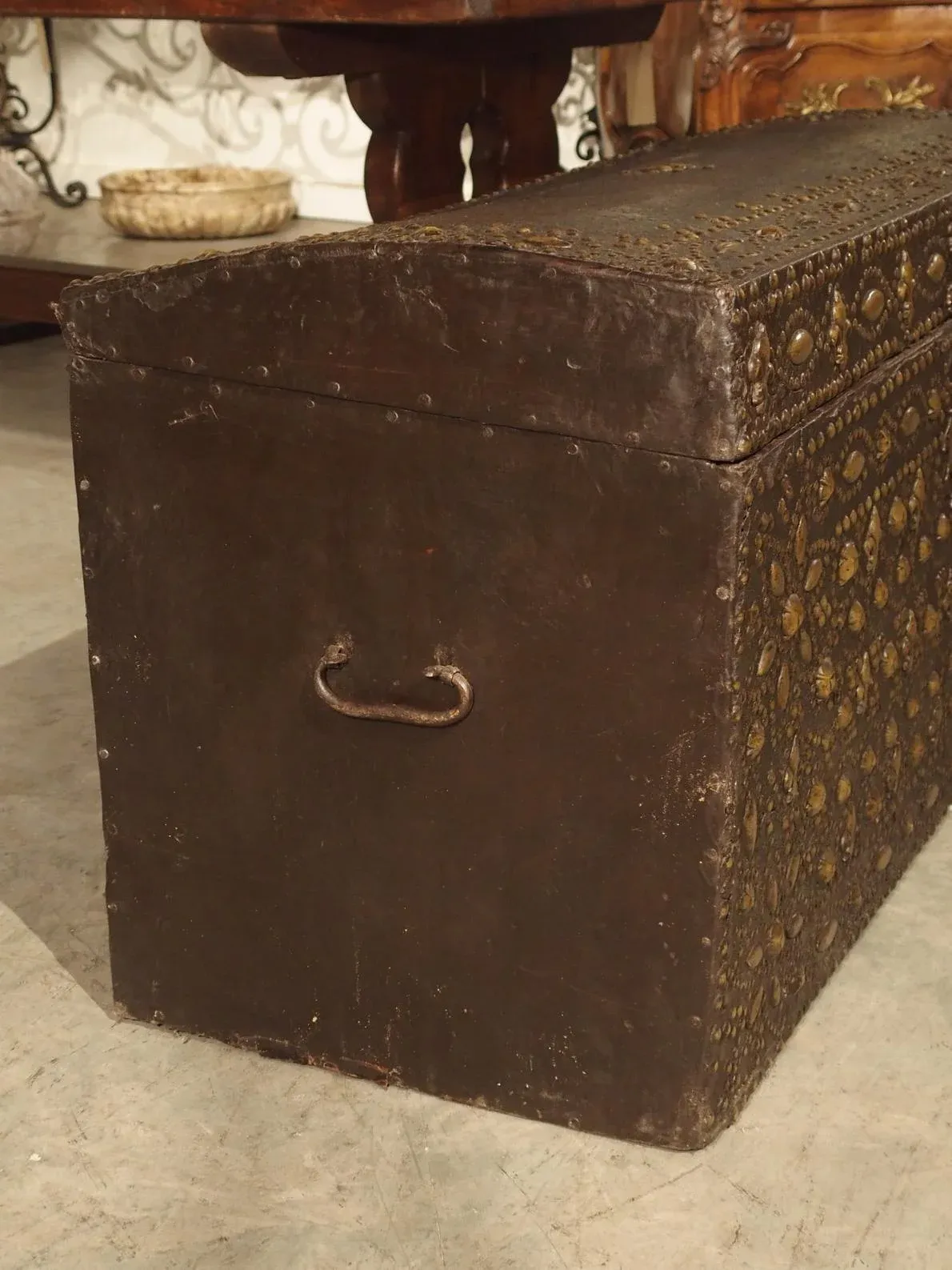 Louis　ブラック、ブラウンセット 17th Century Leather and Brass Fleur De Lys Malle Trunk From