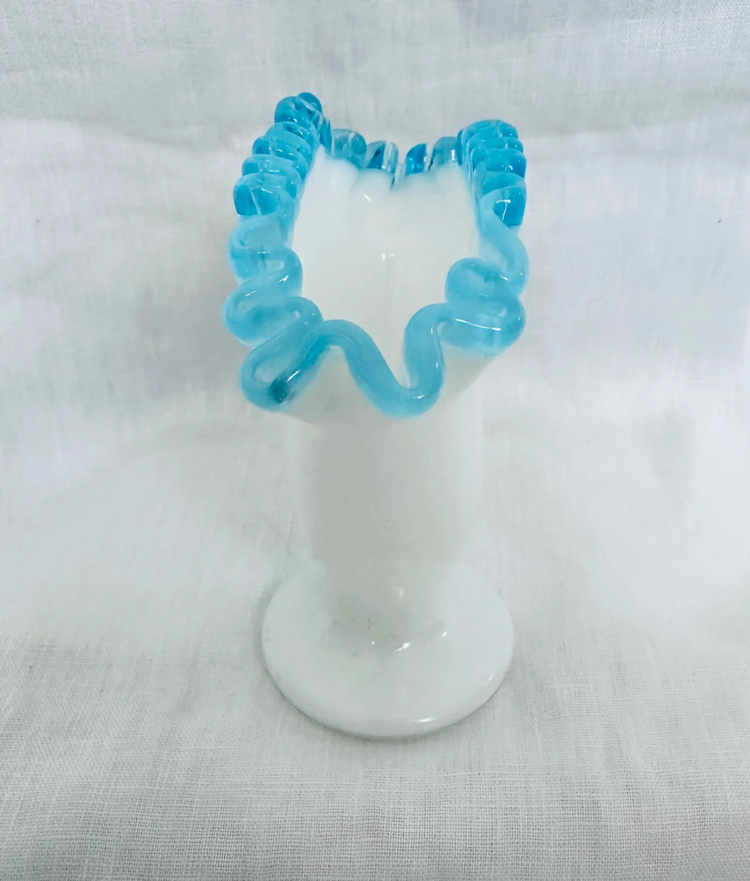 フェントン　アクアクレストファンフラワーベース&アクアクレスト　ソーサー Fenton Aqua Crest Fan Vase | Chairish