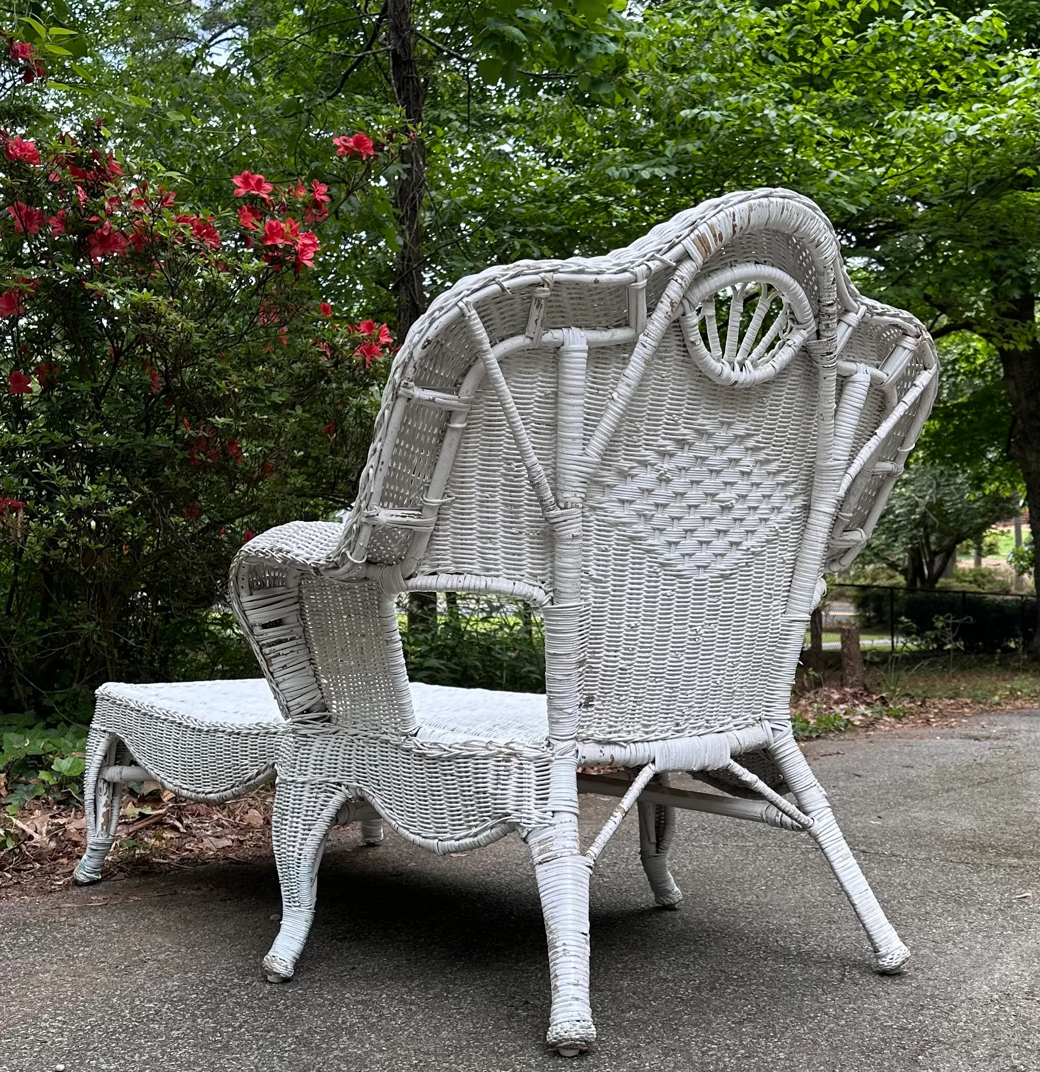 Early 20th Century Victorian White Wicker Rattan Chaise Lounge
